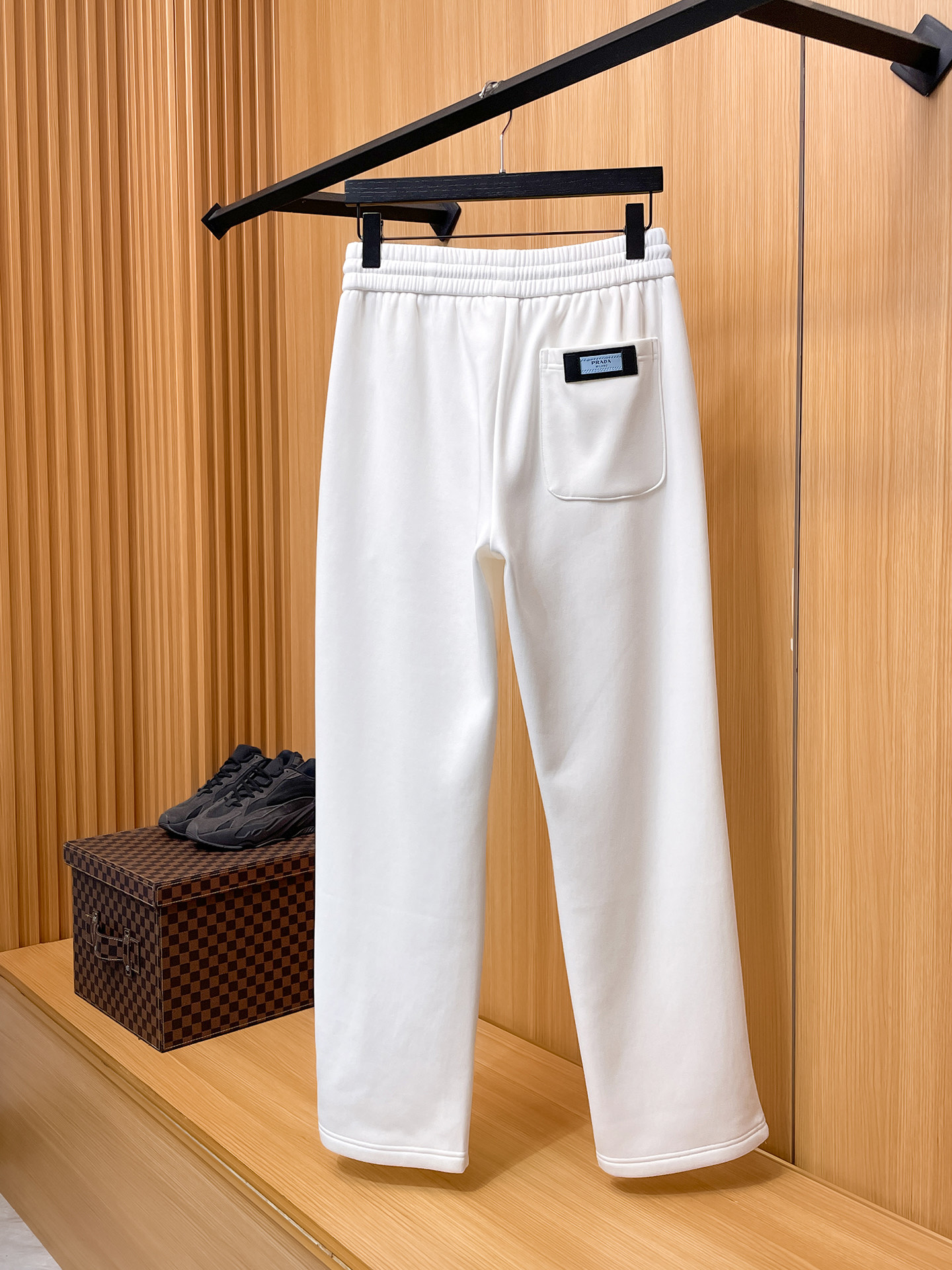 🔥 普拉达 SS秋冬加绒 直筒微阔版型保暖不显臃肿 🔥新品时尚直筒休闲裤，臻选优质纯棉加绒面料打造，保暖