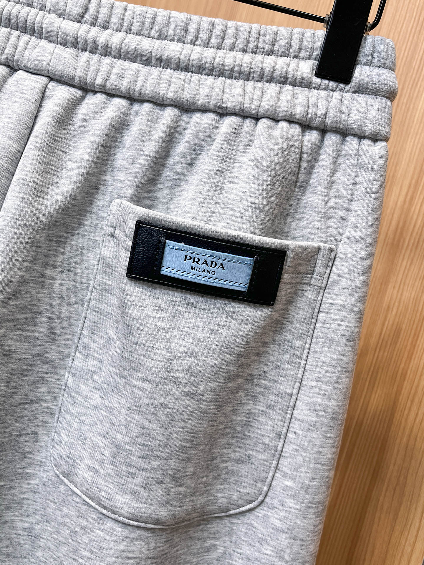 🔥 普拉达 SS秋冬加绒 直筒微阔版型保暖不显臃肿 🔥新品时尚直筒休闲裤，臻选优质纯棉加绒面料打造，保暖