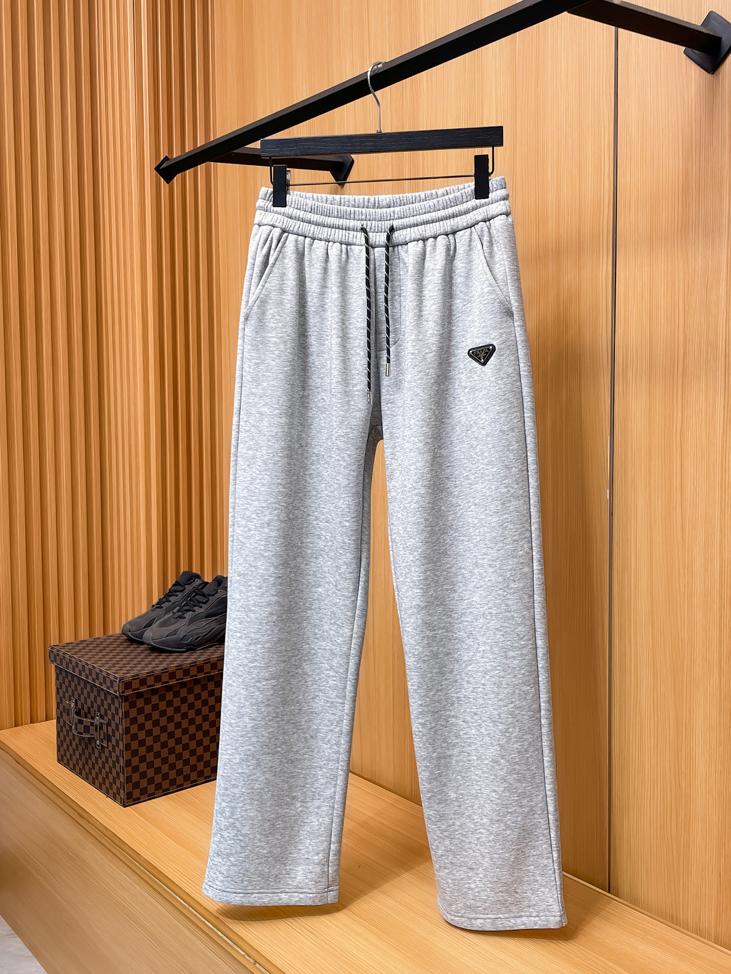 🔥 普拉达 SS秋冬加绒 直筒微阔版型保暖不显臃肿 🔥新品时尚直筒休闲裤，臻选优质纯棉加绒面料打造，保暖