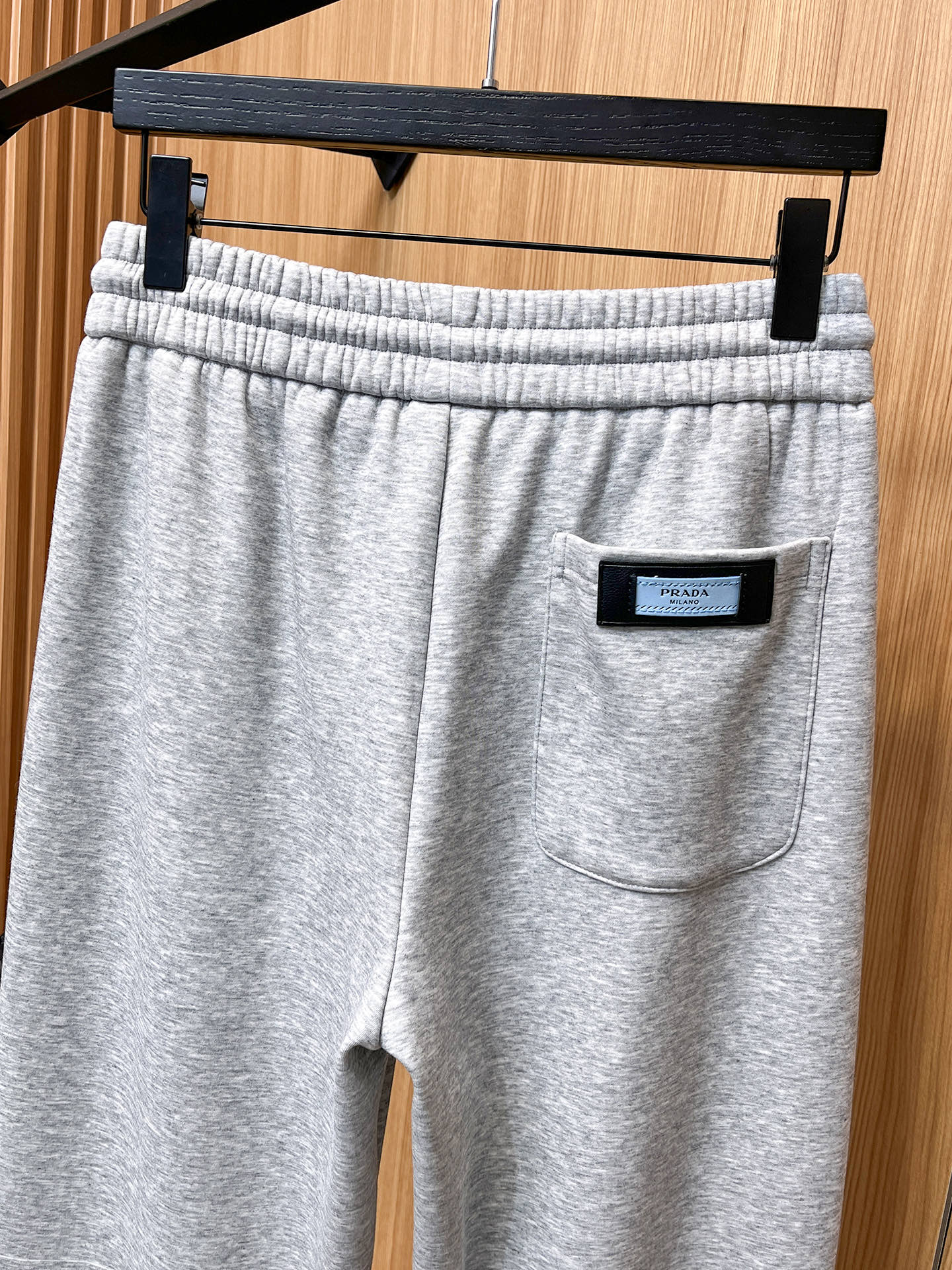 🔥 普拉达 SS秋冬加绒 直筒微阔版型保暖不显臃肿 🔥新品时尚直筒休闲裤，臻选优质纯棉加绒面料打造，保暖