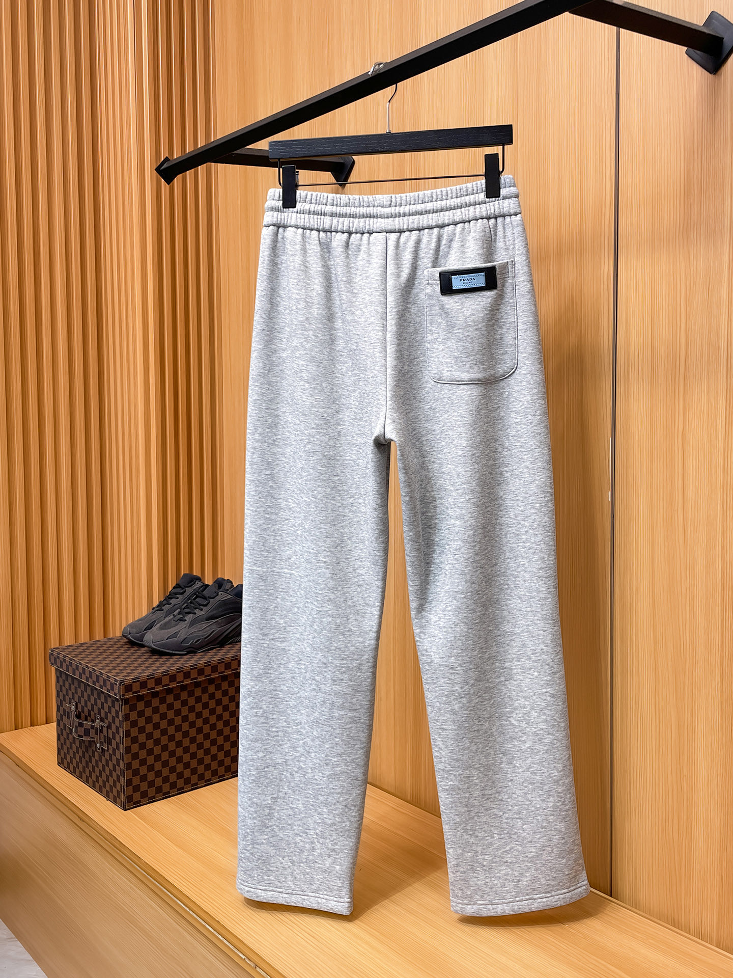 🔥 普拉达 SS秋冬加绒 直筒微阔版型保暖不显臃肿 🔥新品时尚直筒休闲裤，臻选优质纯棉加绒面料打造，保暖