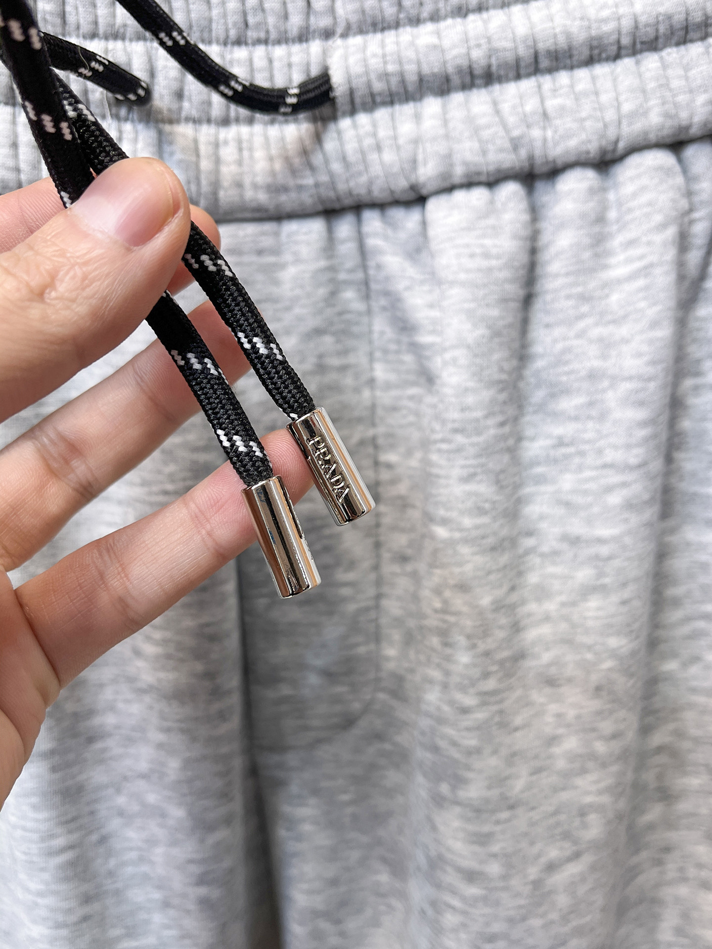 🔥 普拉达 SS秋冬加绒 直筒微阔版型保暖不显臃肿 🔥新品时尚直筒休闲裤，臻选优质纯棉加绒面料打造，保暖