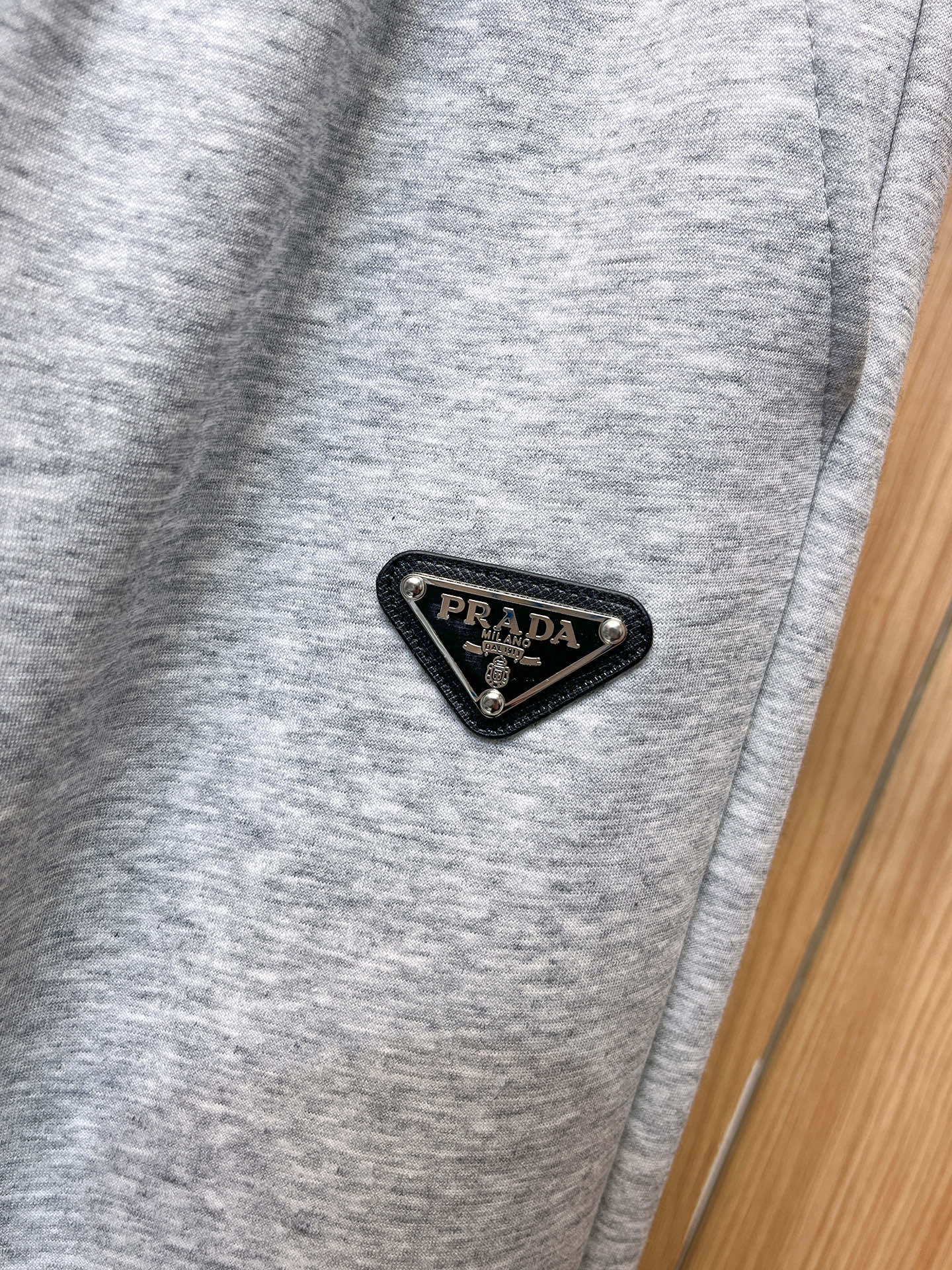 🔥 普拉达 SS秋冬加绒 直筒微阔版型保暖不显臃肿 🔥新品时尚直筒休闲裤，臻选优质纯棉加绒面料打造，保暖