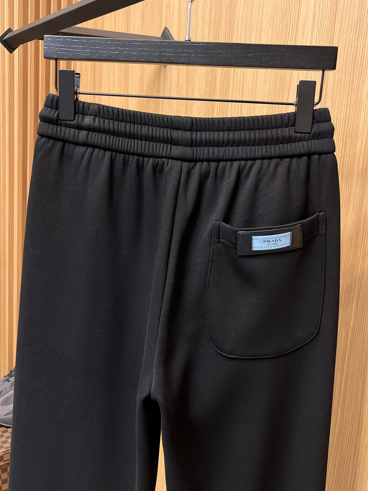 🔥 普拉达 SS秋冬加绒 直筒微阔版型保暖不显臃肿 🔥新品时尚直筒休闲裤，臻选优质纯棉加绒面料打造，保暖