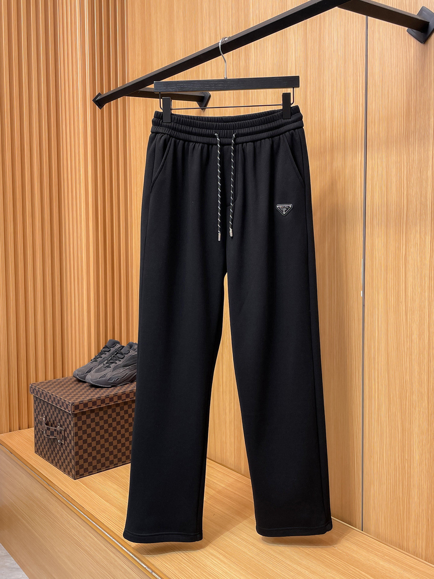 🔥 普拉达 SS秋冬加绒 直筒微阔版型保暖不显臃肿 🔥新品时尚直筒休闲裤，臻选优质纯棉加绒面料打造，保暖