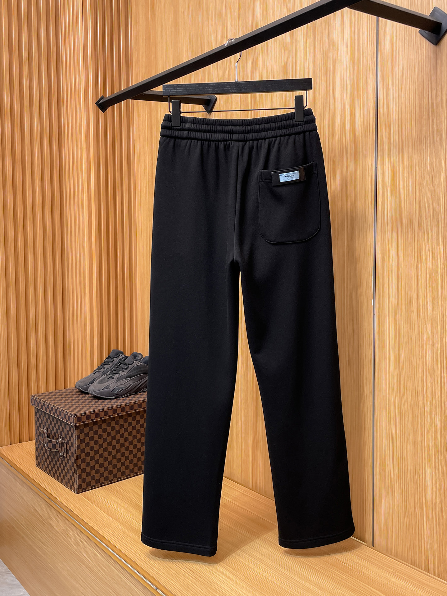 🔥 普拉达 SS秋冬加绒 直筒微阔版型保暖不显臃肿 🔥新品时尚直筒休闲裤，臻选优质纯棉加绒面料打造，保暖