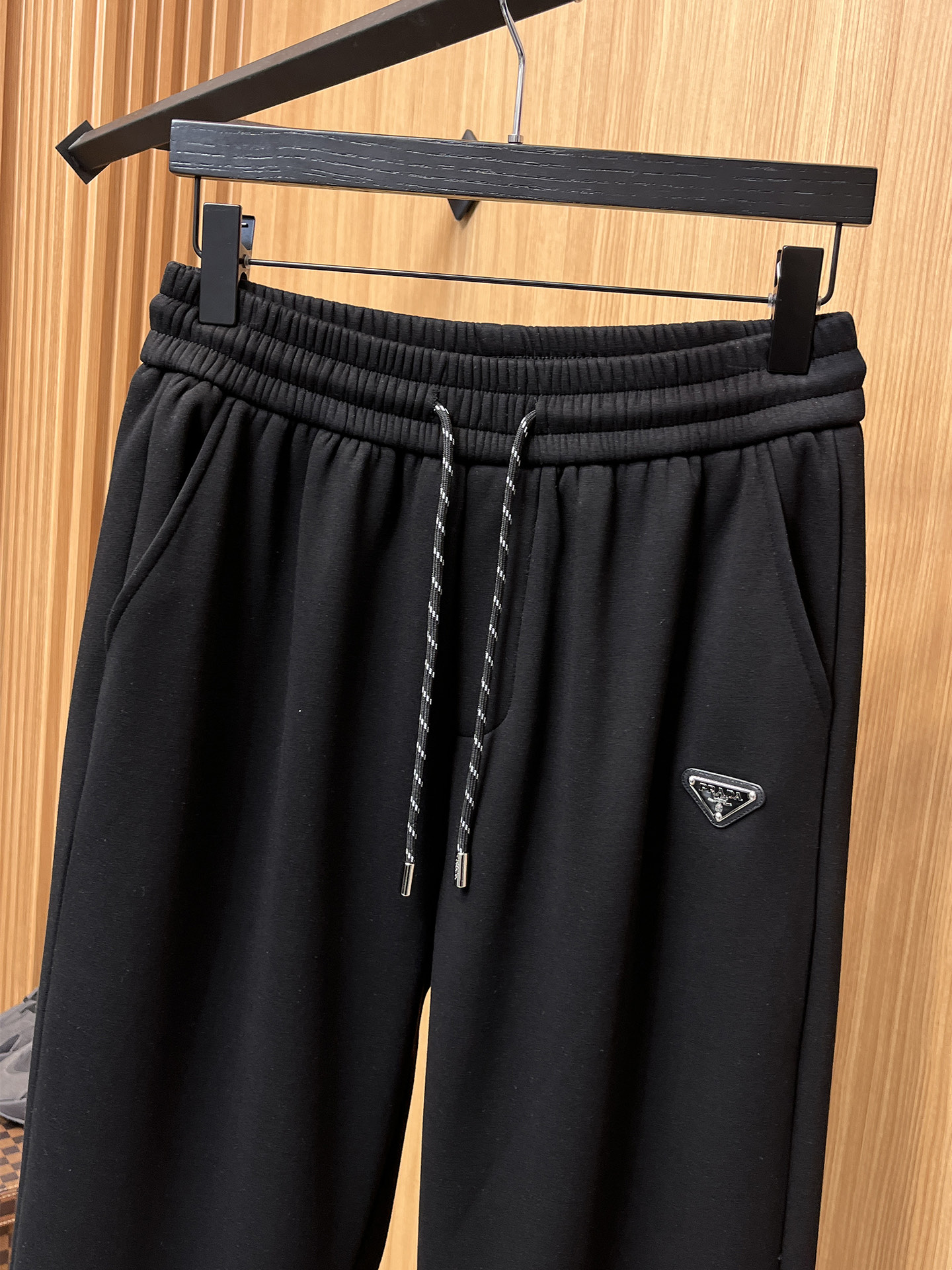 🔥 普拉达 SS秋冬加绒 直筒微阔版型保暖不显臃肿 🔥新品时尚直筒休闲裤，臻选优质纯棉加绒面料打造，保暖