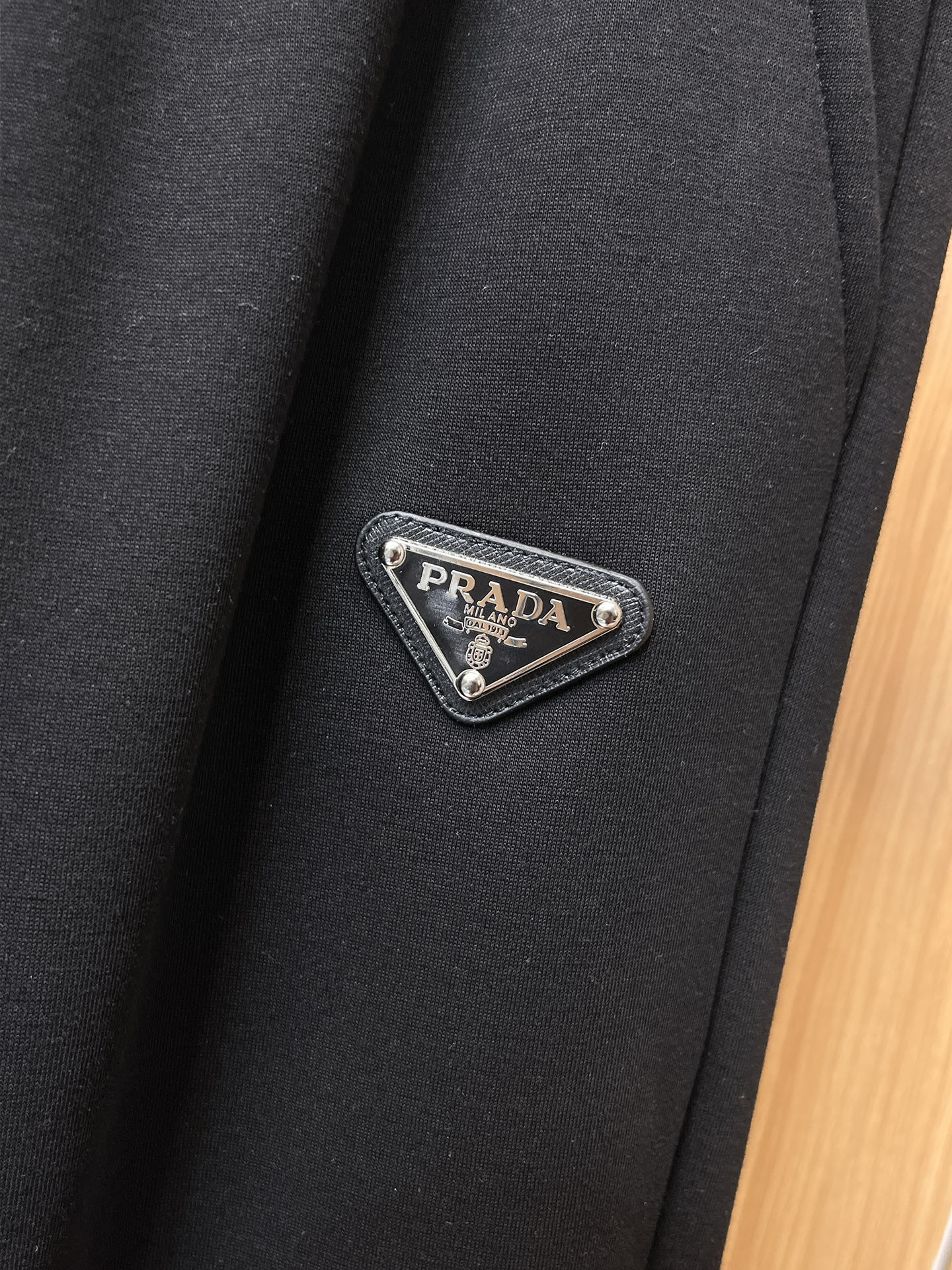 🔥 普拉达 SS秋冬加绒 直筒微阔版型保暖不显臃肿 🔥新品时尚直筒休闲裤，臻选优质纯棉加绒面料打造，保暖