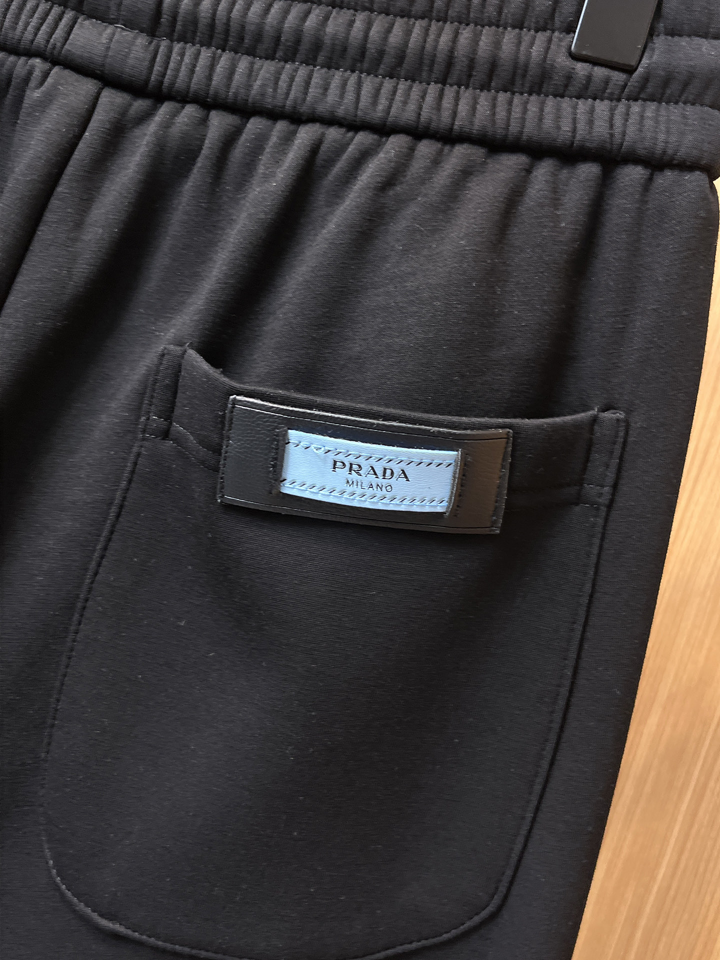 🔥 普拉达 SS秋冬加绒 直筒微阔版型保暖不显臃肿 🔥新品时尚直筒休闲裤，臻选优质纯棉加绒面料打造，保暖