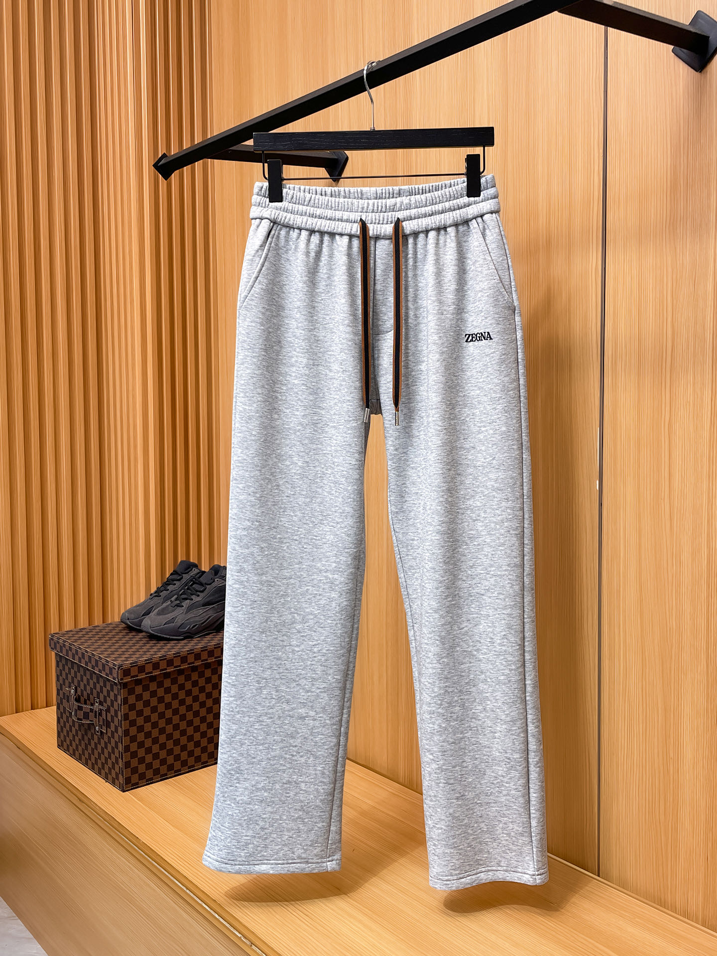 🔥 杰尼亚 SS秋冬加绒 直筒微阔版型保暖不显臃肿 🔥新品时尚直筒休闲裤，臻选优质纯棉加绒面料打造，保暖