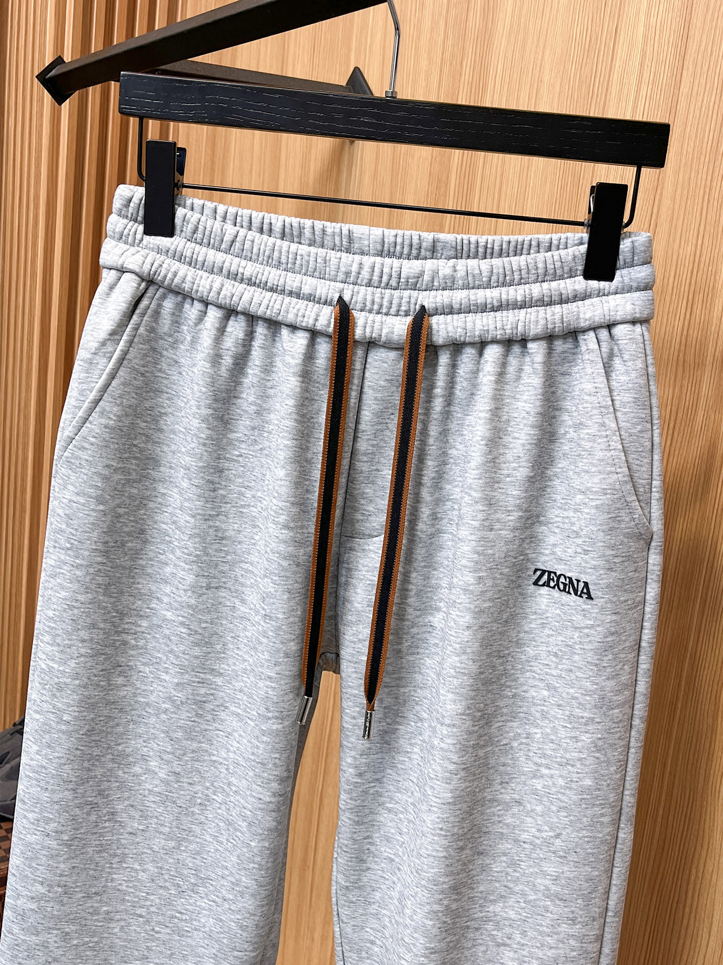 🔥 杰尼亚 SS秋冬加绒 直筒微阔版型保暖不显臃肿 🔥新品时尚直筒休闲裤，臻选优质纯棉加绒面料打造，保暖