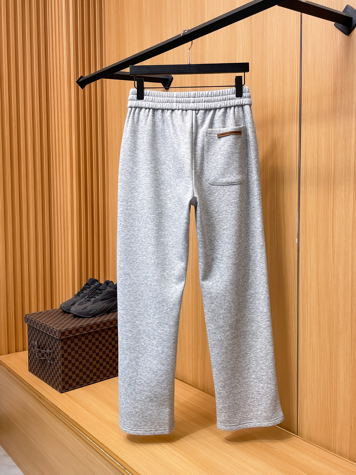 🔥 杰尼亚 SS秋冬加绒 直筒微阔版型保暖不显臃肿 🔥新品时尚直筒休闲裤，臻选优质纯棉加绒面料打造，保暖