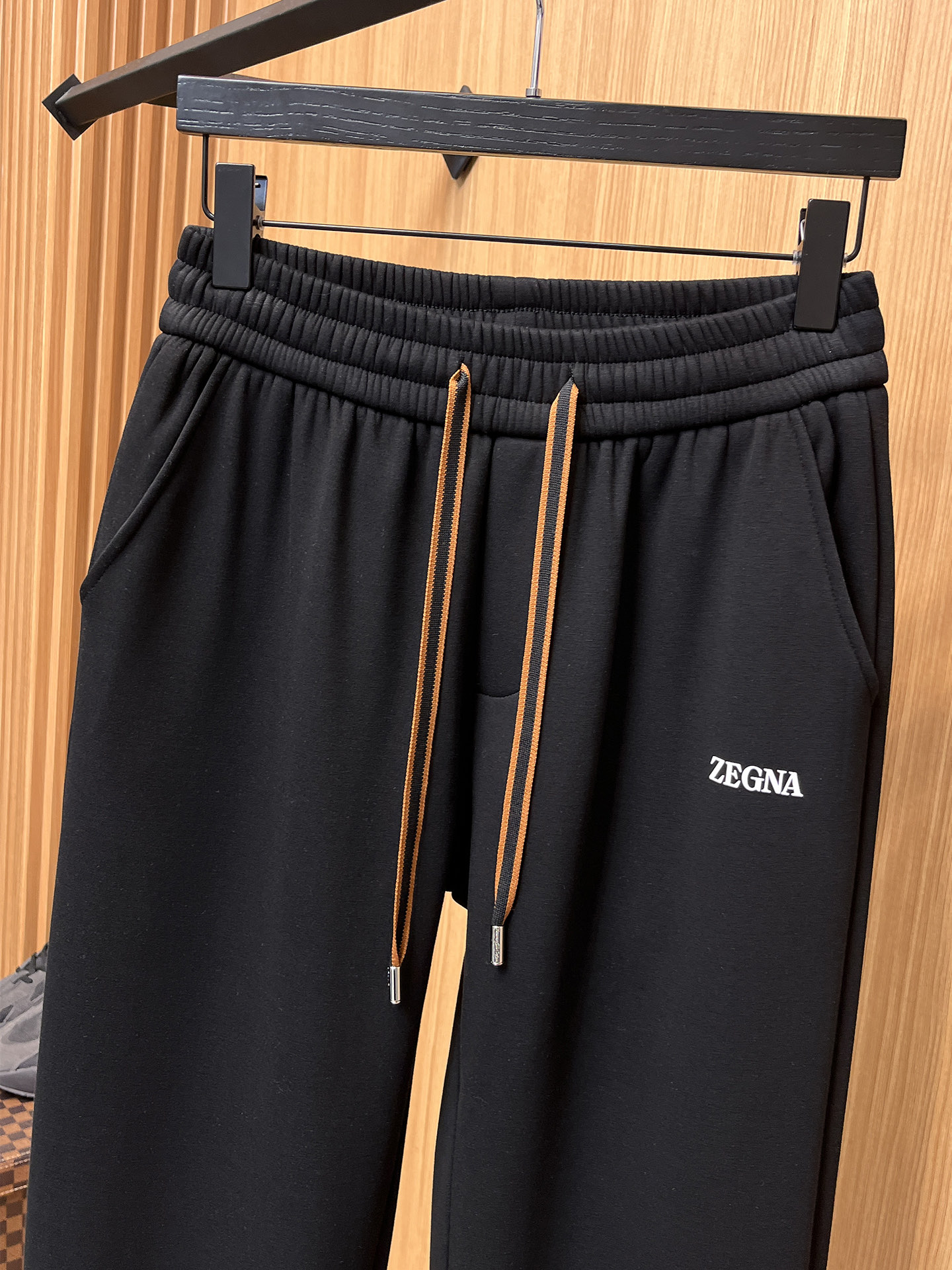 🔥 杰尼亚 SS秋冬加绒 直筒微阔版型保暖不显臃肿 🔥新品时尚直筒休闲裤，臻选优质纯棉加绒面料打造，保暖