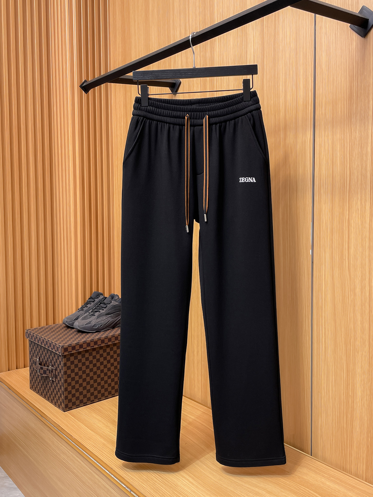 🔥 杰尼亚 SS秋冬加绒 直筒微阔版型保暖不显臃肿 🔥新品时尚直筒休闲裤，臻选优质纯棉加绒面料打造，保暖