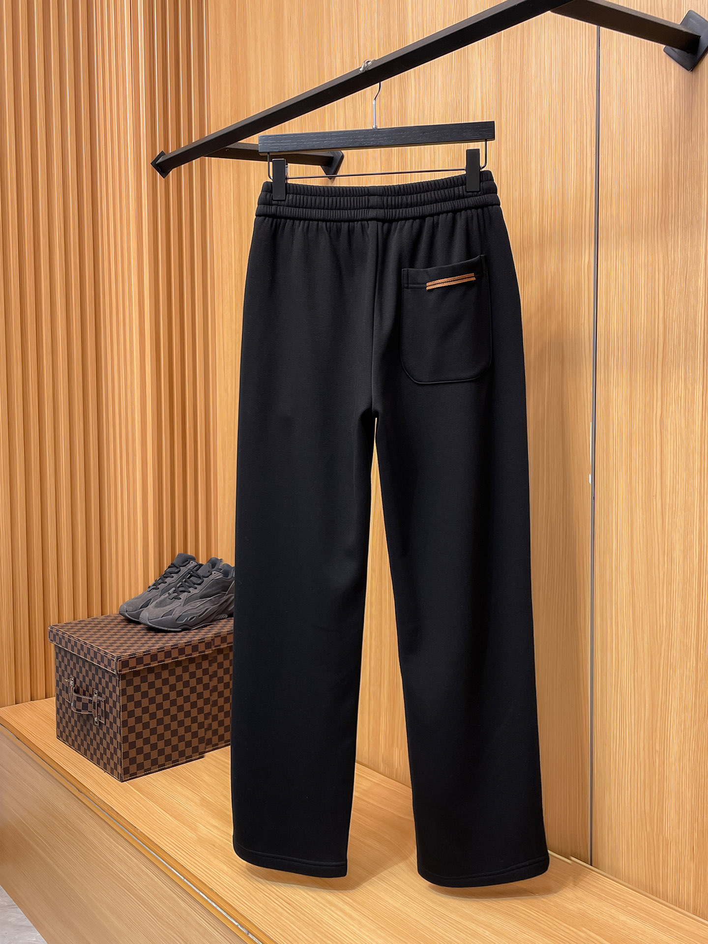 🔥 杰尼亚 SS秋冬加绒 直筒微阔版型保暖不显臃肿 🔥新品时尚直筒休闲裤，臻选优质纯棉加绒面料打造，保暖