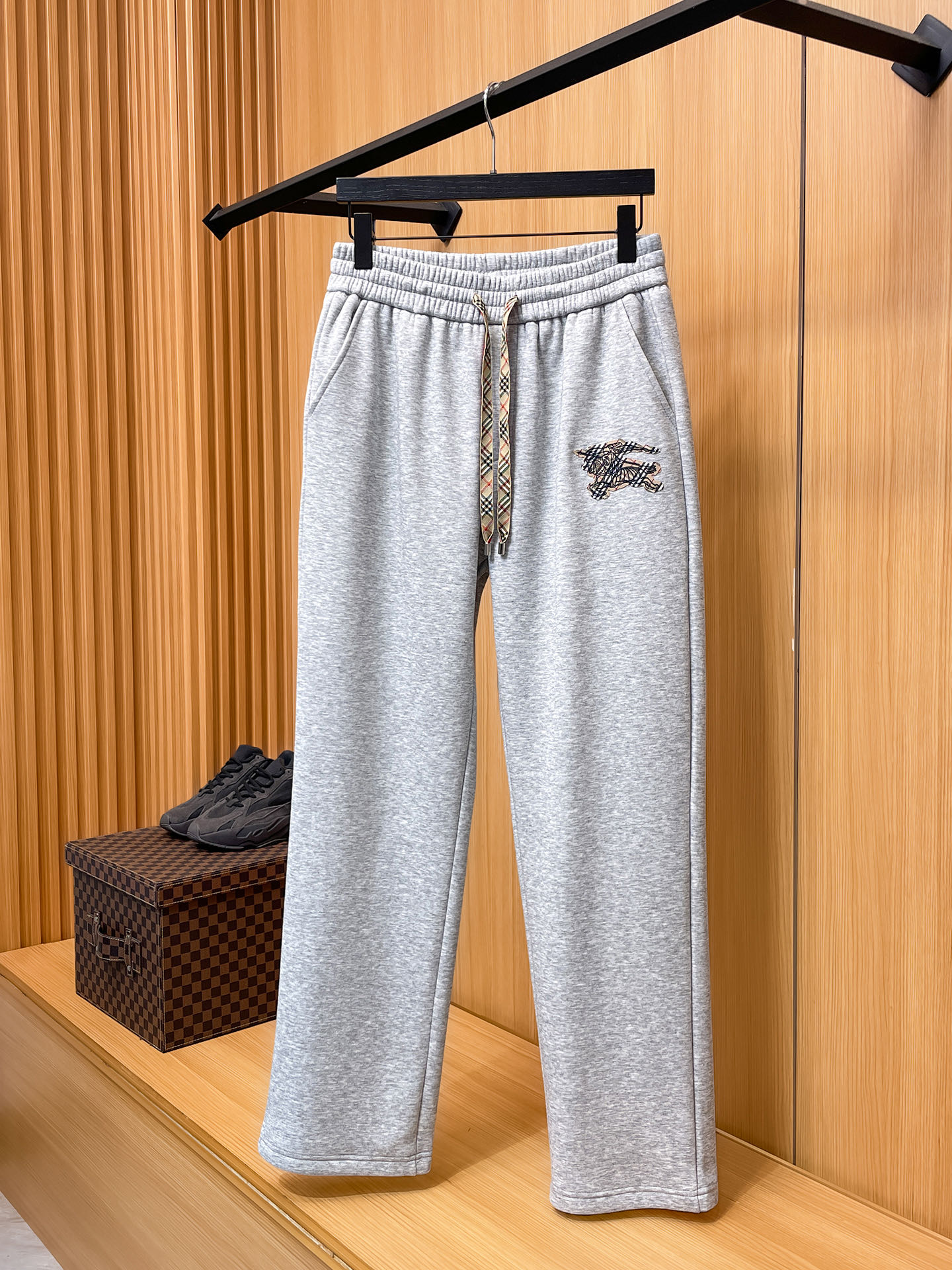 NO:727702,Burberry 2025SS autumn and winter plus velvet, straight-leg micro-wide version to keep warm without looking bloated. New fashionable straight-leg casual pants, made of high-quality pure cotton plus velvet fabrics, warm and comfortable, with precision dense needle embroidery logo, creating a sense of simple lines, not picky. Customized hardware and accessories, exquisite craftsmanship, super correct version, excellent upper body effect. Straight-leg micro-wide version!  !  Color Black Gray Size M-3XL!  ,,burberry,19860909巴宝莉 2025SS秋冬加绒 直筒微阔版型保暖不显臃肿 新品时尚直筒休闲裤,臻选优质纯棉加绒面料打造,保暖舒适,精工密针刺绣标识,缔造简约线条感,版型不挑人,客供定制五金辅料,工艺精湛,版型超正,上身效果极佳 直筒微阔版型 ！！ 颜色黑色 灰色 码数M-3XL！,,burberry,,Men's clothing