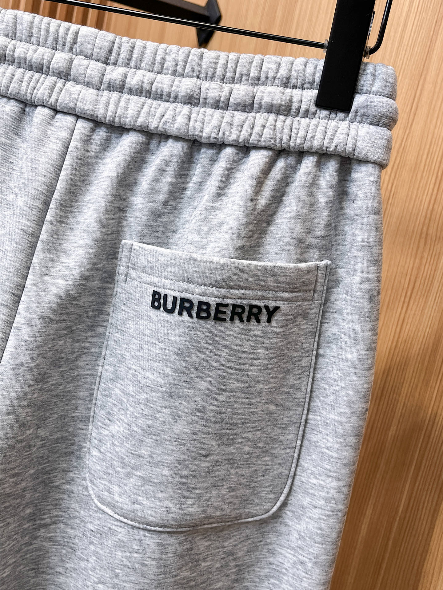 🔥 巴宝莉 SS秋冬加绒 直筒微阔版型保暖不显臃肿 🔥新品时尚直筒休闲裤，臻选优质纯棉加绒面料打造，保暖