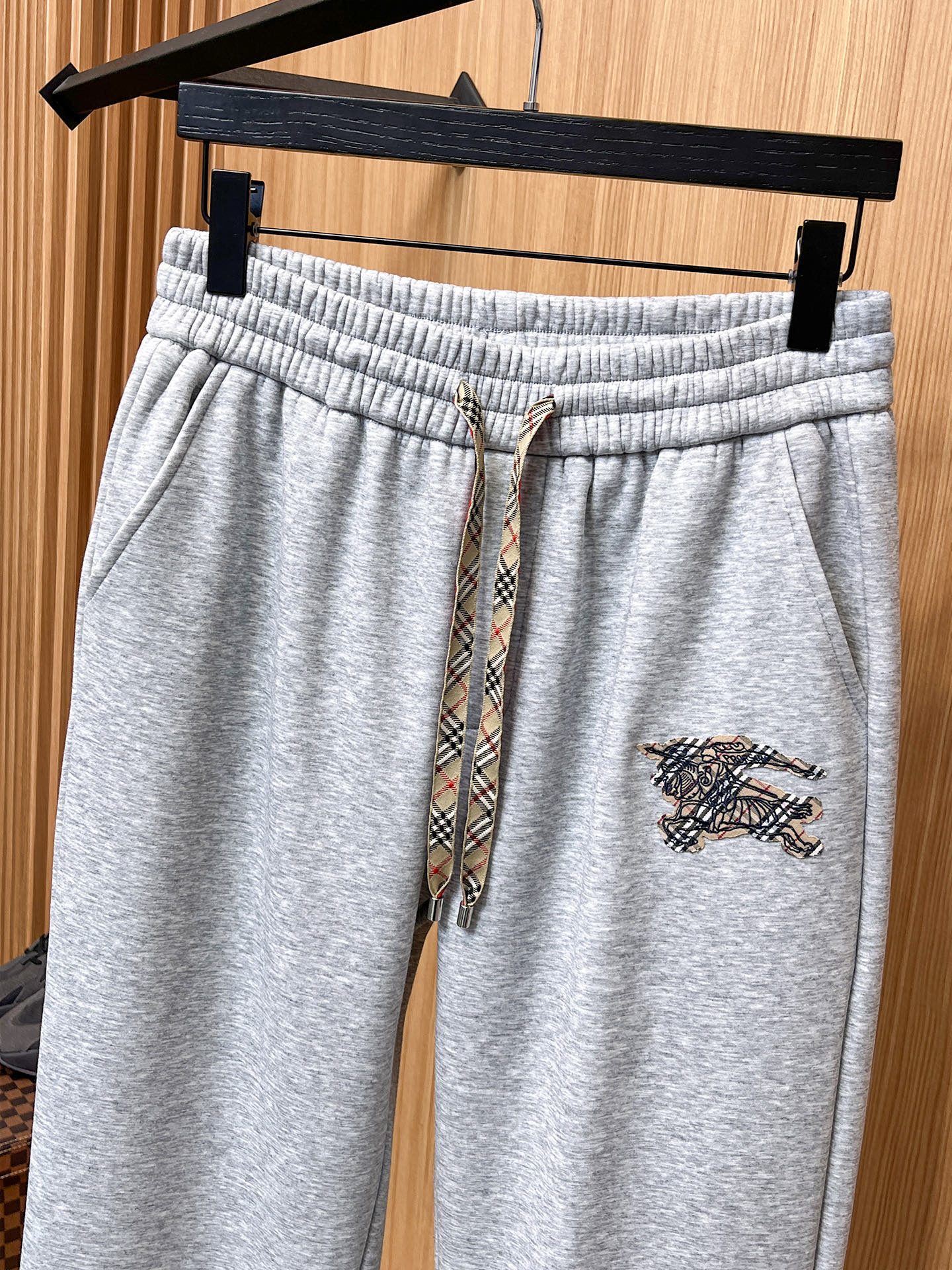 🔥 巴宝莉 SS秋冬加绒 直筒微阔版型保暖不显臃肿 🔥新品时尚直筒休闲裤，臻选优质纯棉加绒面料打造，保暖