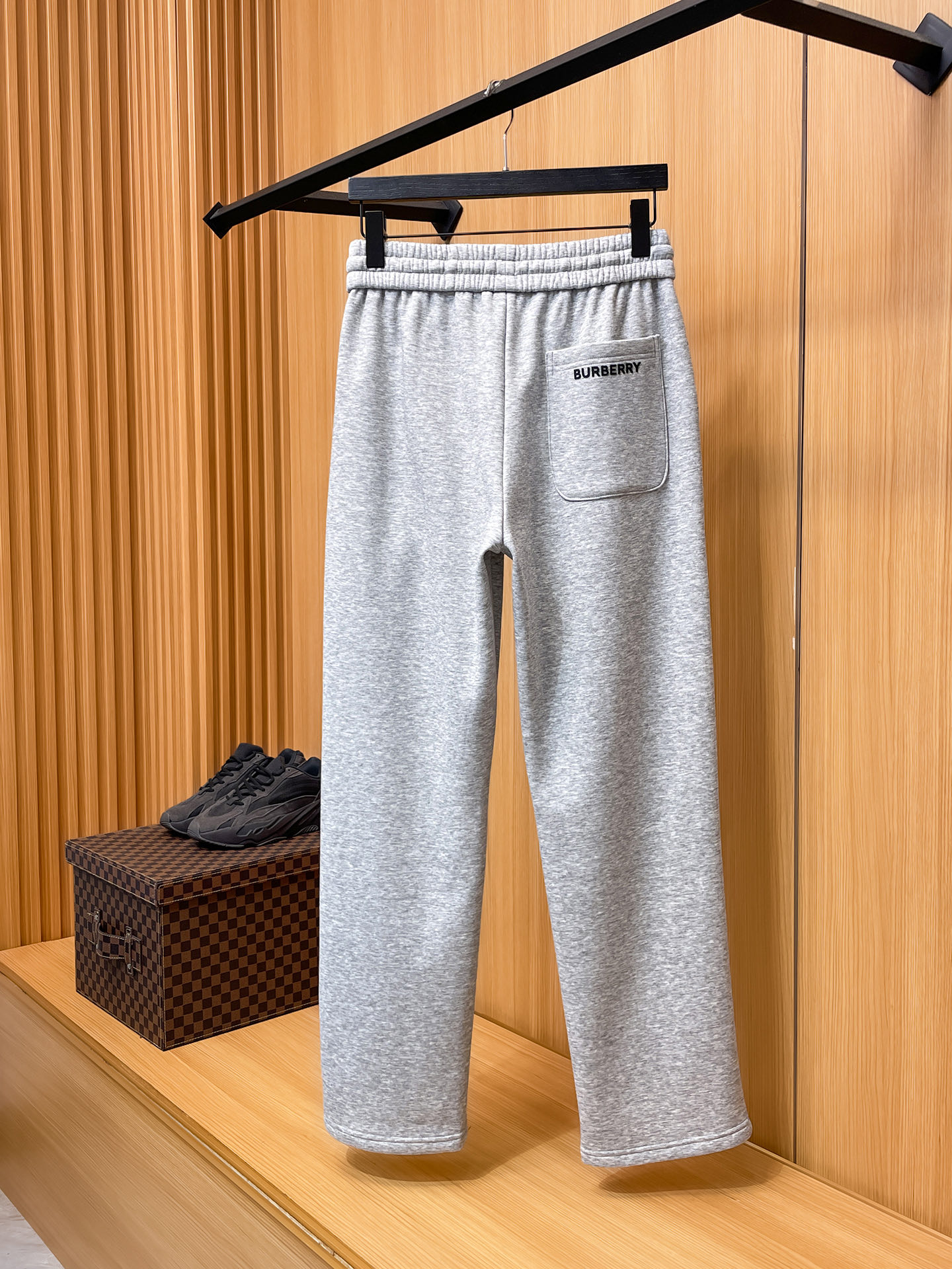 🔥 巴宝莉 SS秋冬加绒 直筒微阔版型保暖不显臃肿 🔥新品时尚直筒休闲裤，臻选优质纯棉加绒面料打造，保暖