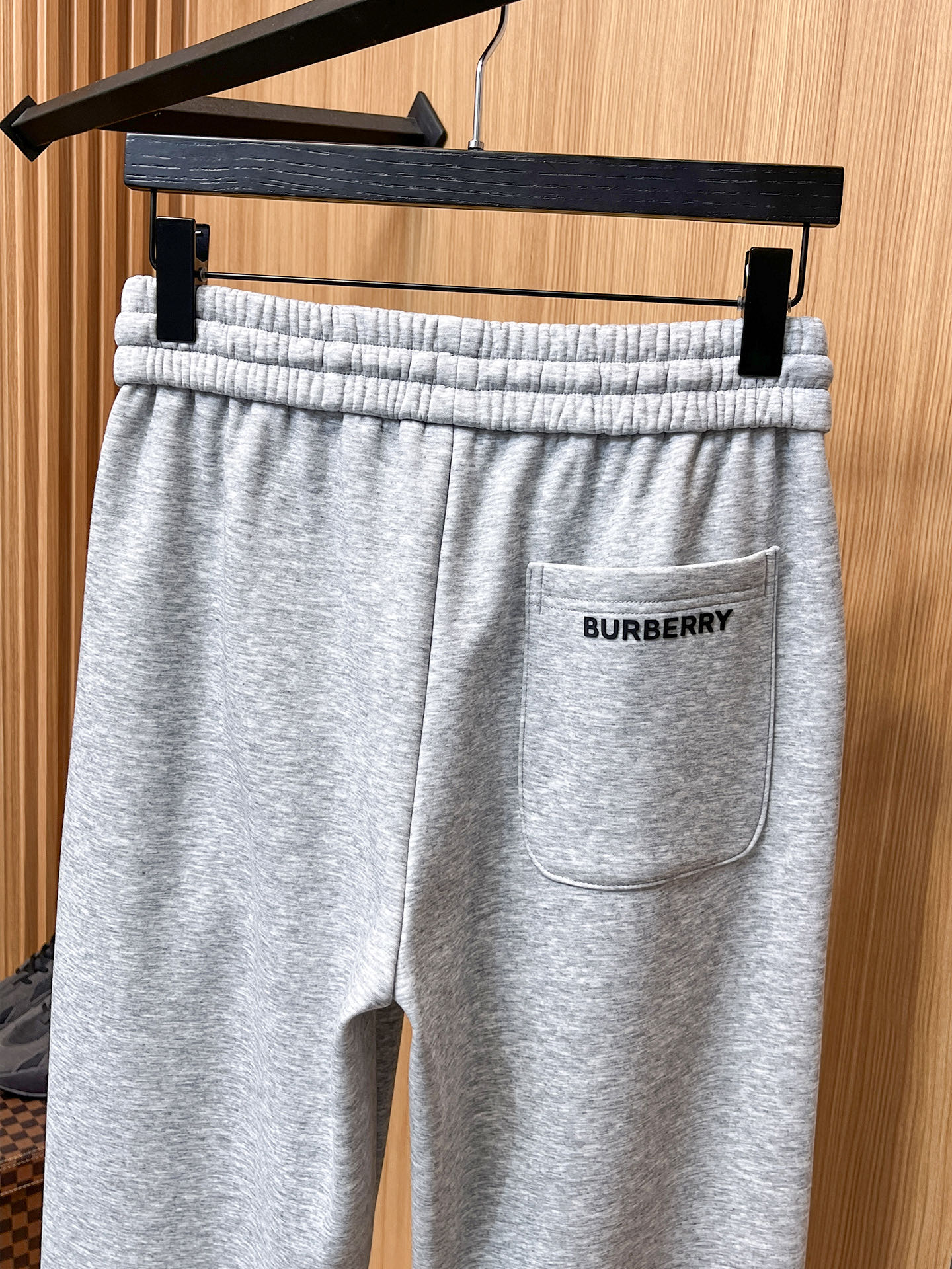 🔥 巴宝莉 SS秋冬加绒 直筒微阔版型保暖不显臃肿 🔥新品时尚直筒休闲裤，臻选优质纯棉加绒面料打造，保暖