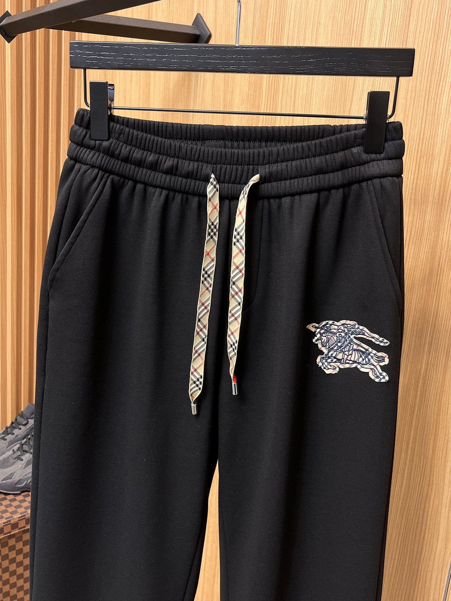 🔥 巴宝莉 SS秋冬加绒 直筒微阔版型保暖不显臃肿 🔥新品时尚直筒休闲裤，臻选优质纯棉加绒面料打造，保暖