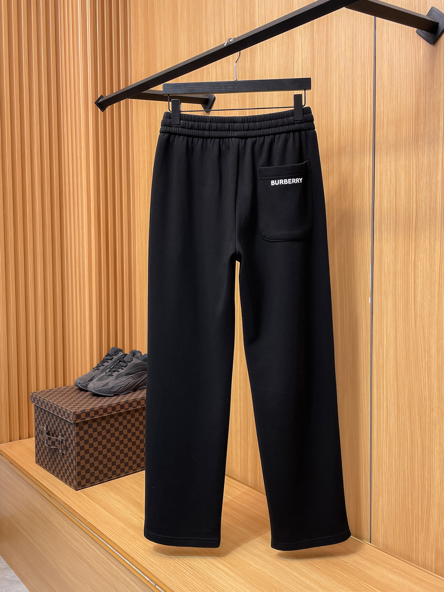 🔥 巴宝莉 SS秋冬加绒 直筒微阔版型保暖不显臃肿 🔥新品时尚直筒休闲裤，臻选优质纯棉加绒面料打造，保暖