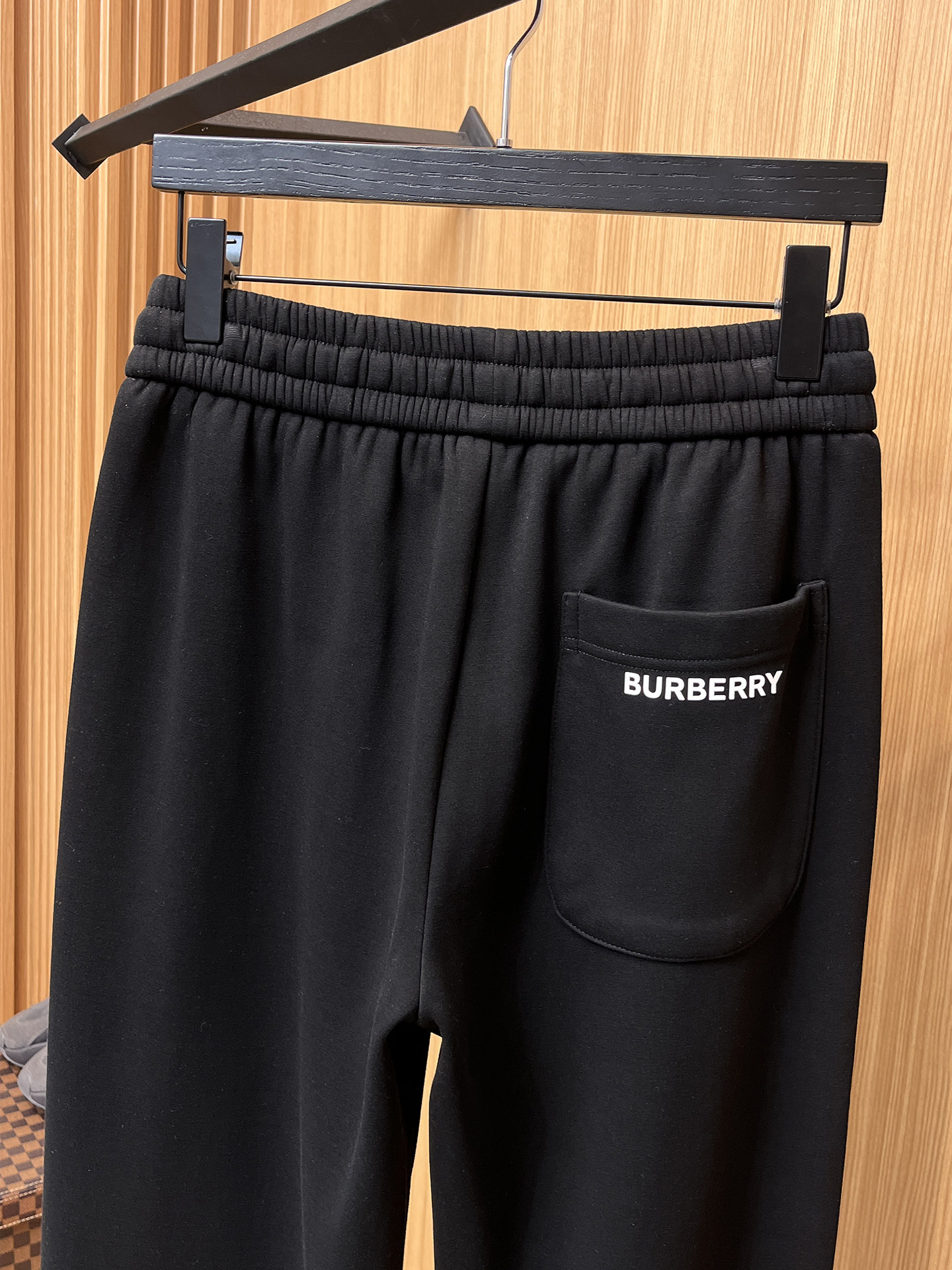 🔥 巴宝莉 SS秋冬加绒 直筒微阔版型保暖不显臃肿 🔥新品时尚直筒休闲裤，臻选优质纯棉加绒面料打造，保暖