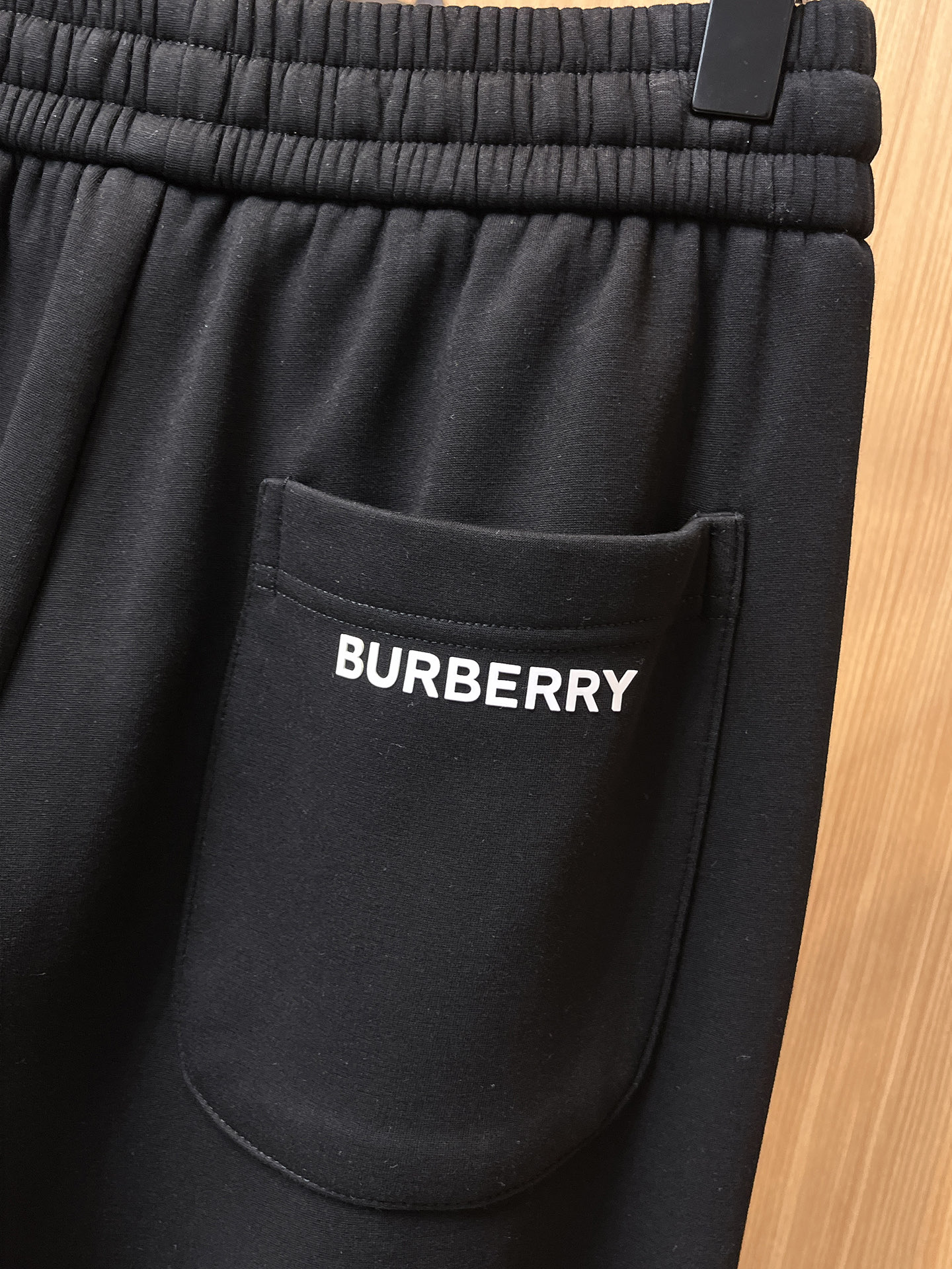 🔥 巴宝莉 SS秋冬加绒 直筒微阔版型保暖不显臃肿 🔥新品时尚直筒休闲裤，臻选优质纯棉加绒面料打造，保暖