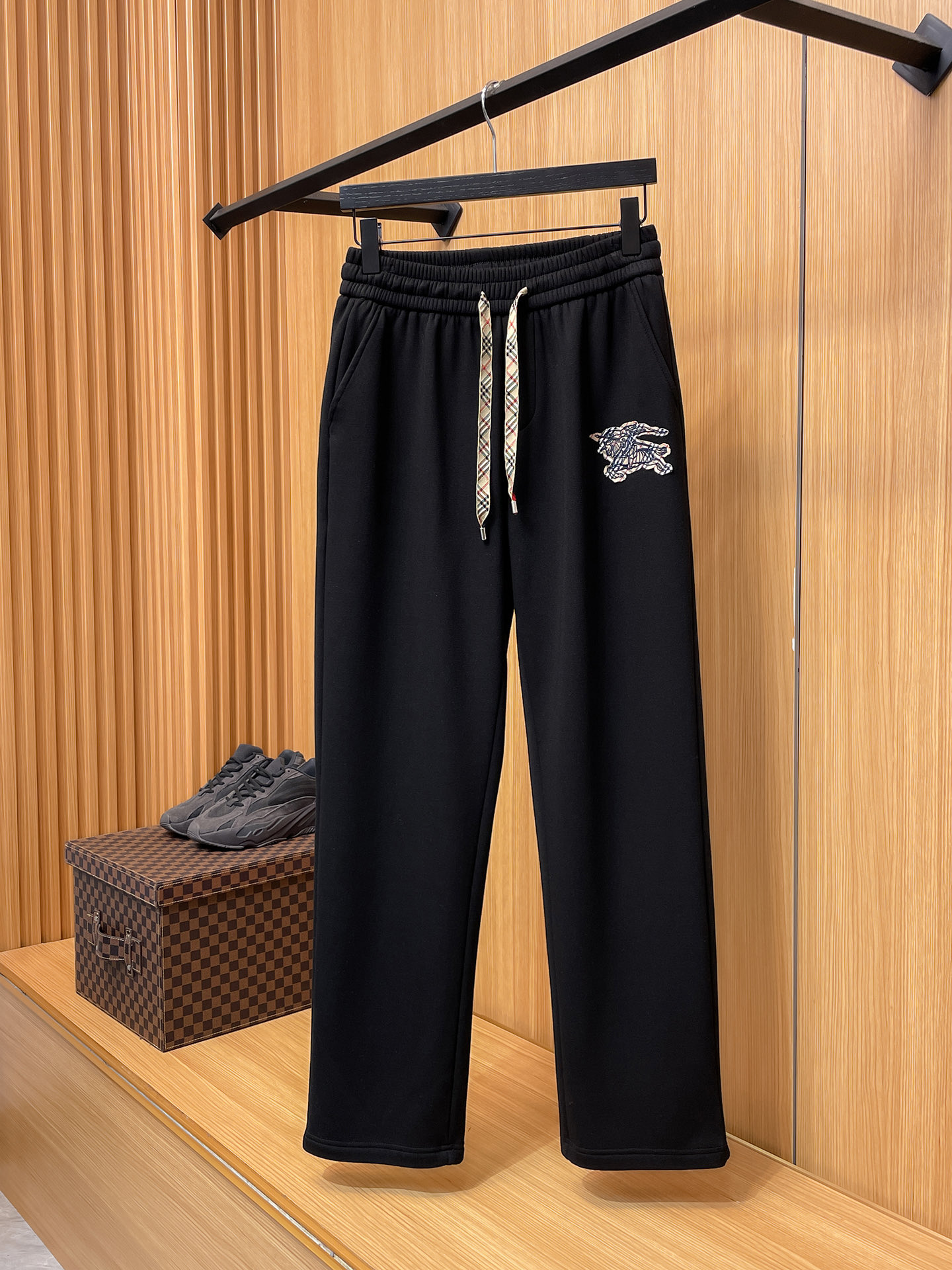 🔥 巴宝莉 SS秋冬加绒 直筒微阔版型保暖不显臃肿 🔥新品时尚直筒休闲裤，臻选优质纯棉加绒面料打造，保暖