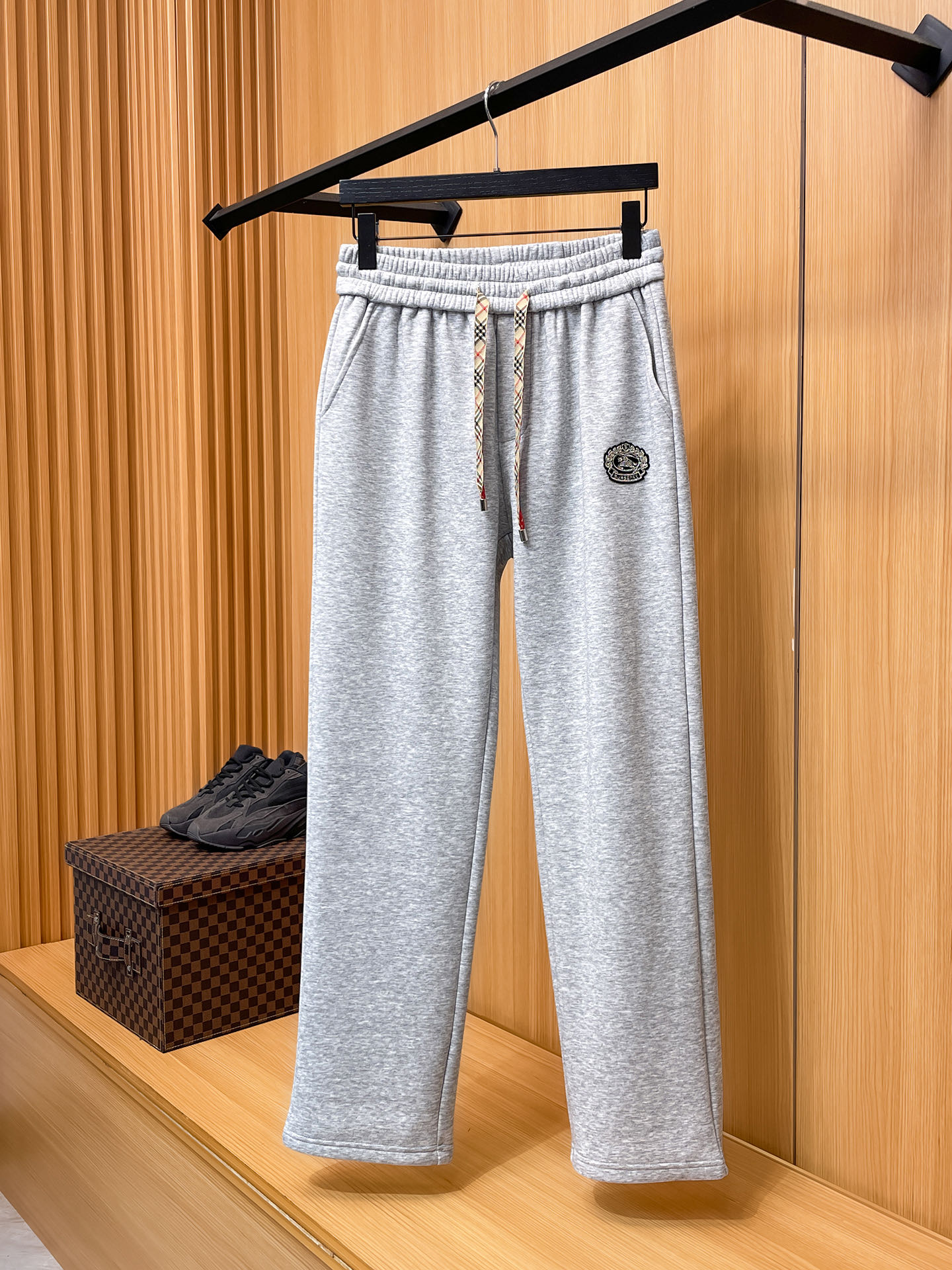 🔥 巴宝莉 SS秋冬加绒 直筒微阔版型保暖不显臃肿 🔥新品时尚直筒休闲裤，臻选优质纯棉加绒面料打造，保暖