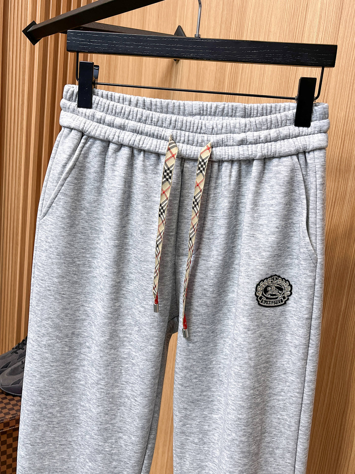 🔥 巴宝莉 SS秋冬加绒 直筒微阔版型保暖不显臃肿 🔥新品时尚直筒休闲裤，臻选优质纯棉加绒面料打造，保暖