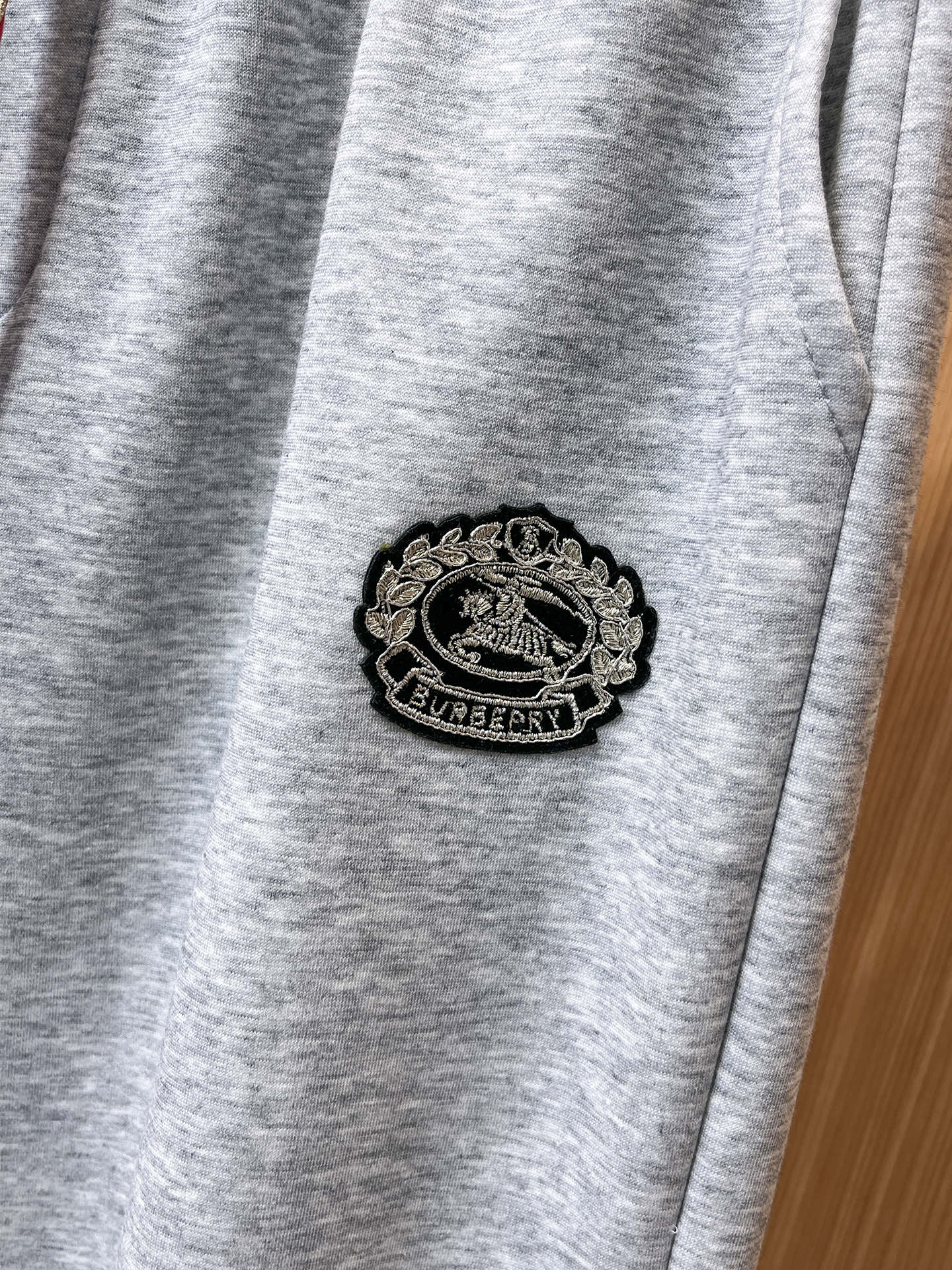 🔥 巴宝莉 SS秋冬加绒 直筒微阔版型保暖不显臃肿 🔥新品时尚直筒休闲裤，臻选优质纯棉加绒面料打造，保暖