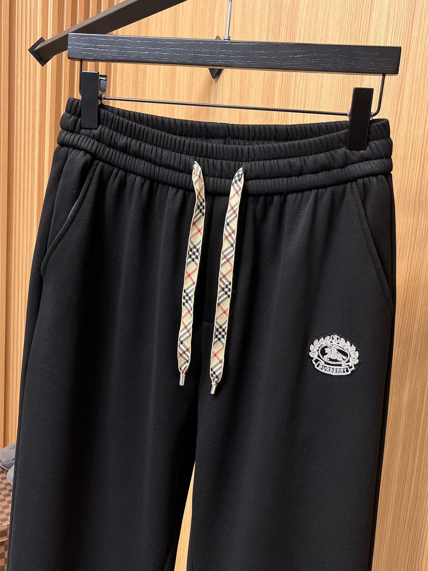 🔥 巴宝莉 SS秋冬加绒 直筒微阔版型保暖不显臃肿 🔥新品时尚直筒休闲裤，臻选优质纯棉加绒面料打造，保暖