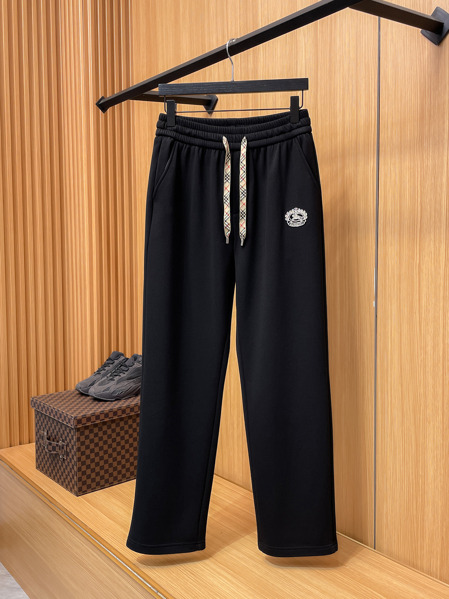 🔥 巴宝莉 SS秋冬加绒 直筒微阔版型保暖不显臃肿 🔥新品时尚直筒休闲裤，臻选优质纯棉加绒面料打造，保暖