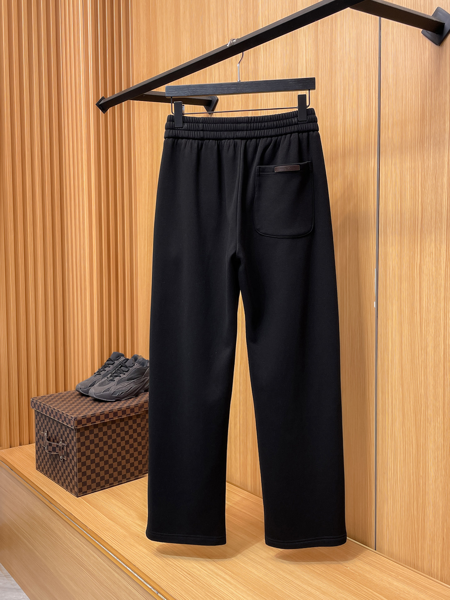 🔥 杰尼亚 SS秋冬加绒 直筒微阔版型保暖不显臃肿 🔥新品时尚直筒休闲裤，臻选优质纯棉加绒面料打造，保暖