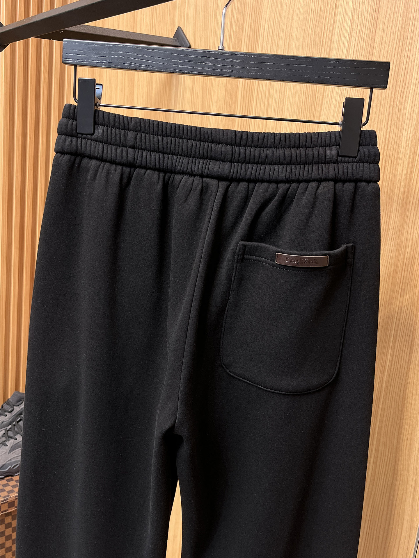 🔥 杰尼亚 SS秋冬加绒 直筒微阔版型保暖不显臃肿 🔥新品时尚直筒休闲裤，臻选优质纯棉加绒面料打造，保暖