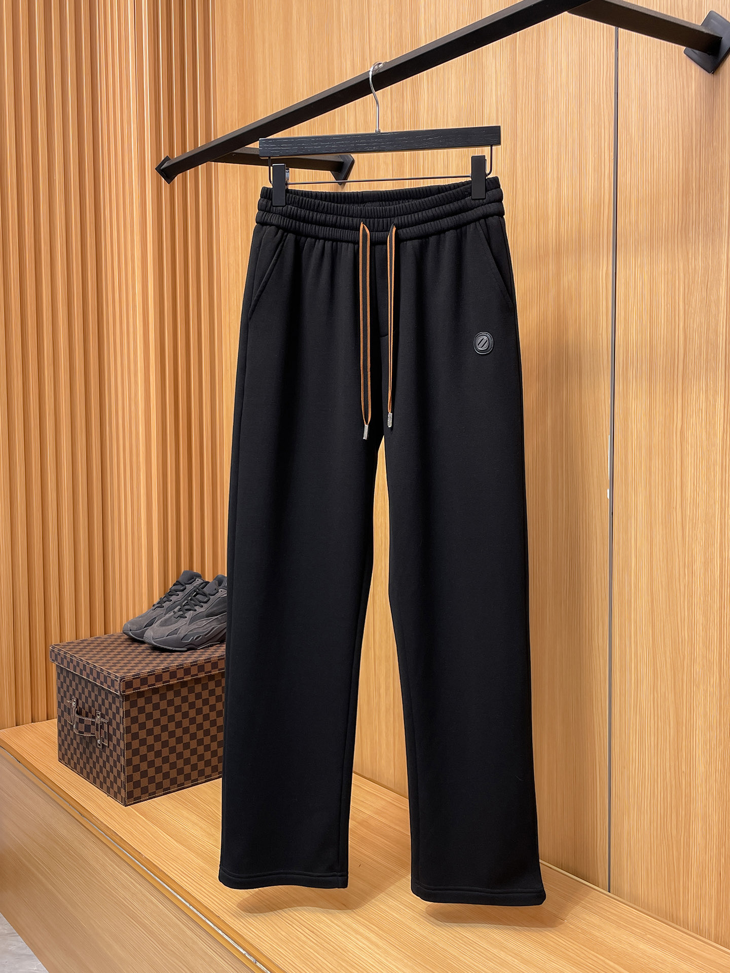 🔥 杰尼亚 SS秋冬加绒 直筒微阔版型保暖不显臃肿 🔥新品时尚直筒休闲裤，臻选优质纯棉加绒面料打造，保暖