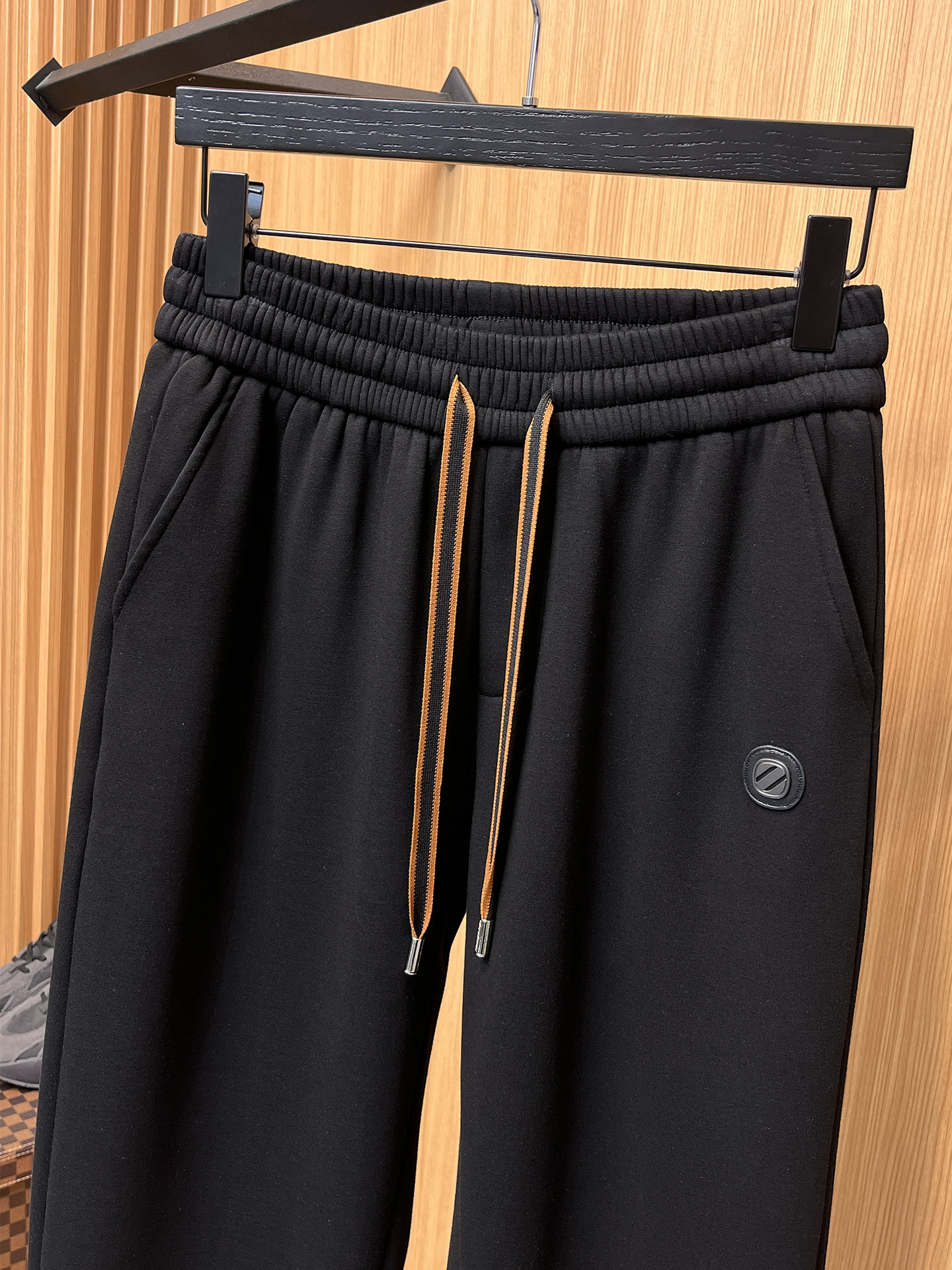 🔥 杰尼亚 SS秋冬加绒 直筒微阔版型保暖不显臃肿 🔥新品时尚直筒休闲裤，臻选优质纯棉加绒面料打造，保暖