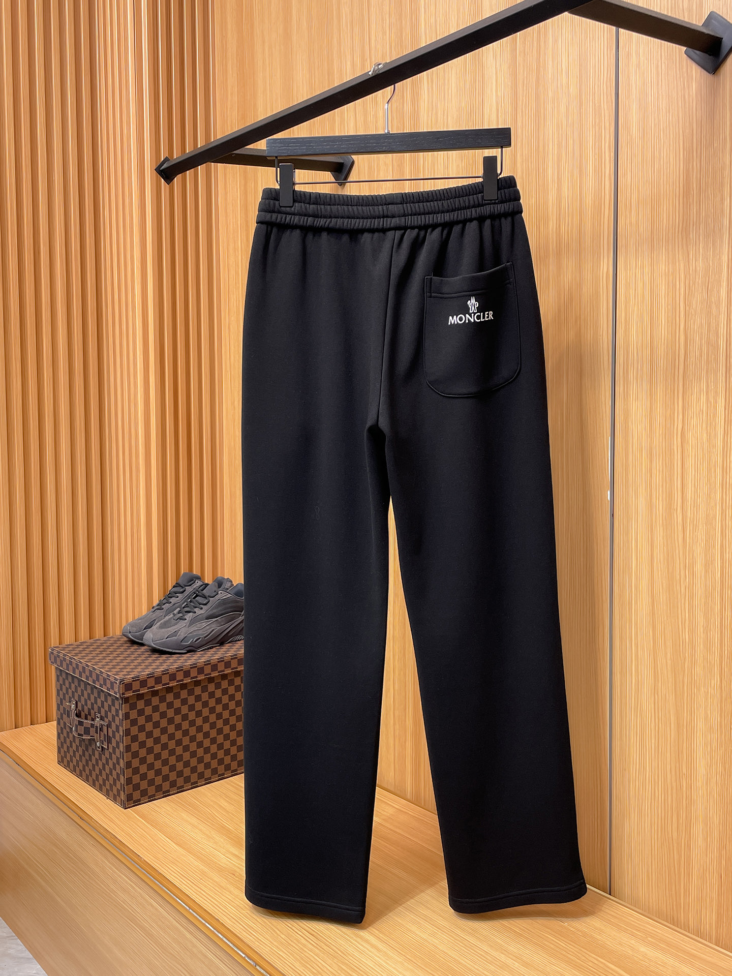 🔥 蒙口 SS秋冬加绒 直筒微阔版型保暖不显臃肿 🔥新品时尚直筒休闲裤，臻选优质纯棉加绒面料打造，保暖舒