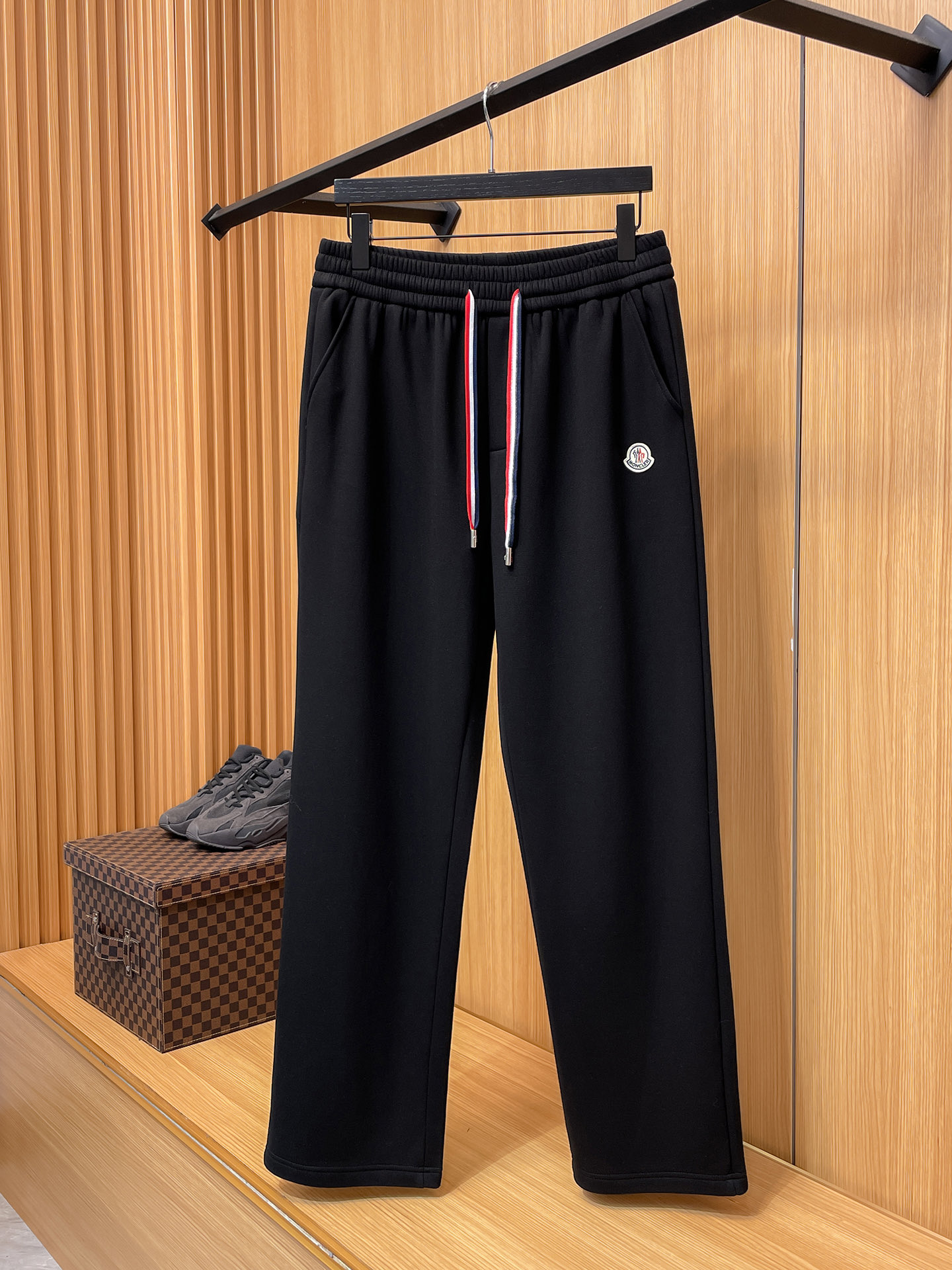 🔥 蒙口 SS秋冬加绒 直筒微阔版型保暖不显臃肿 🔥新品时尚直筒休闲裤，臻选优质纯棉加绒面料打造，保暖舒