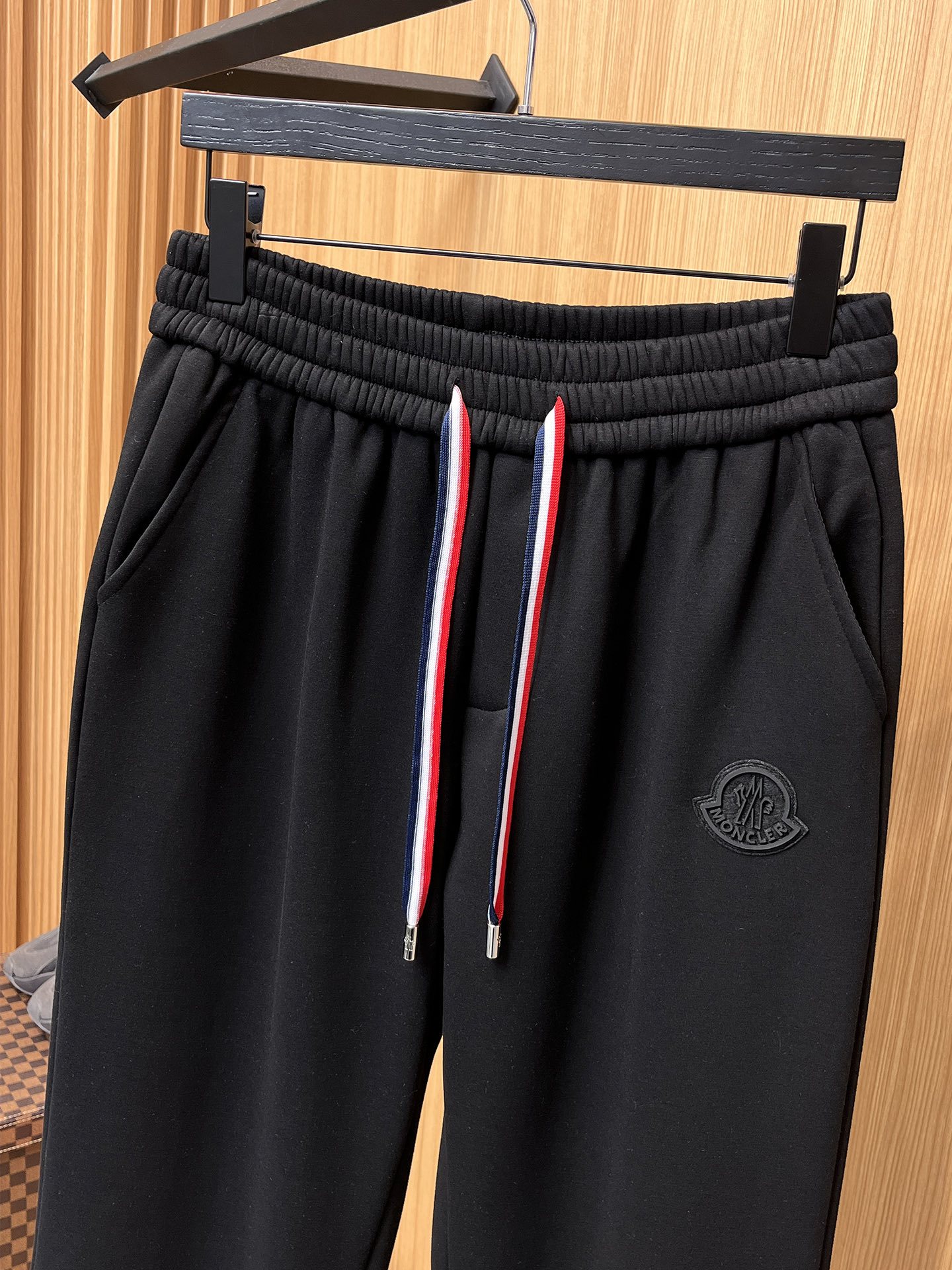 🔥 蒙口 SS秋冬加绒 直筒微阔版型保暖不显臃肿 🔥新品时尚直筒休闲裤，臻选优质纯棉加绒面料打造，保暖舒