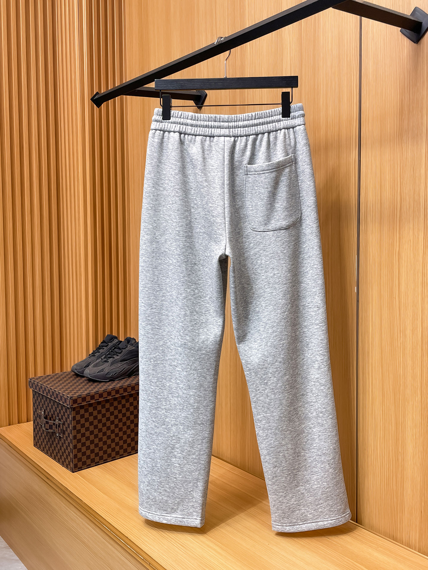 🔥 迪奥 SS秋冬加绒 直筒微阔版型保暖不显臃肿 🔥新品时尚直筒休闲裤，臻选优质纯棉加绒面料打造，保暖舒