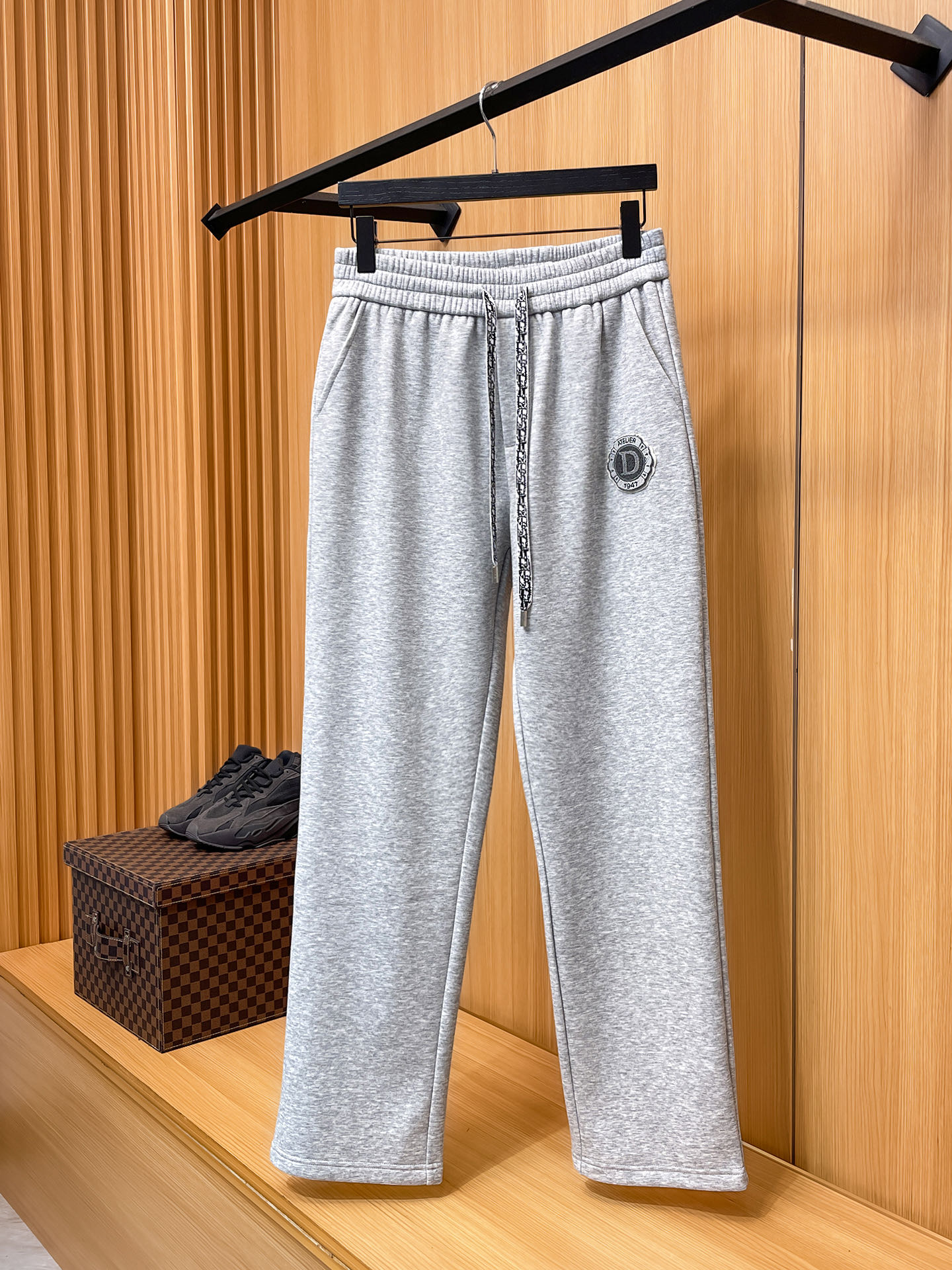 🔥 迪奥 SS秋冬加绒 直筒微阔版型保暖不显臃肿 🔥新品时尚直筒休闲裤，臻选优质纯棉加绒面料打造，保暖舒