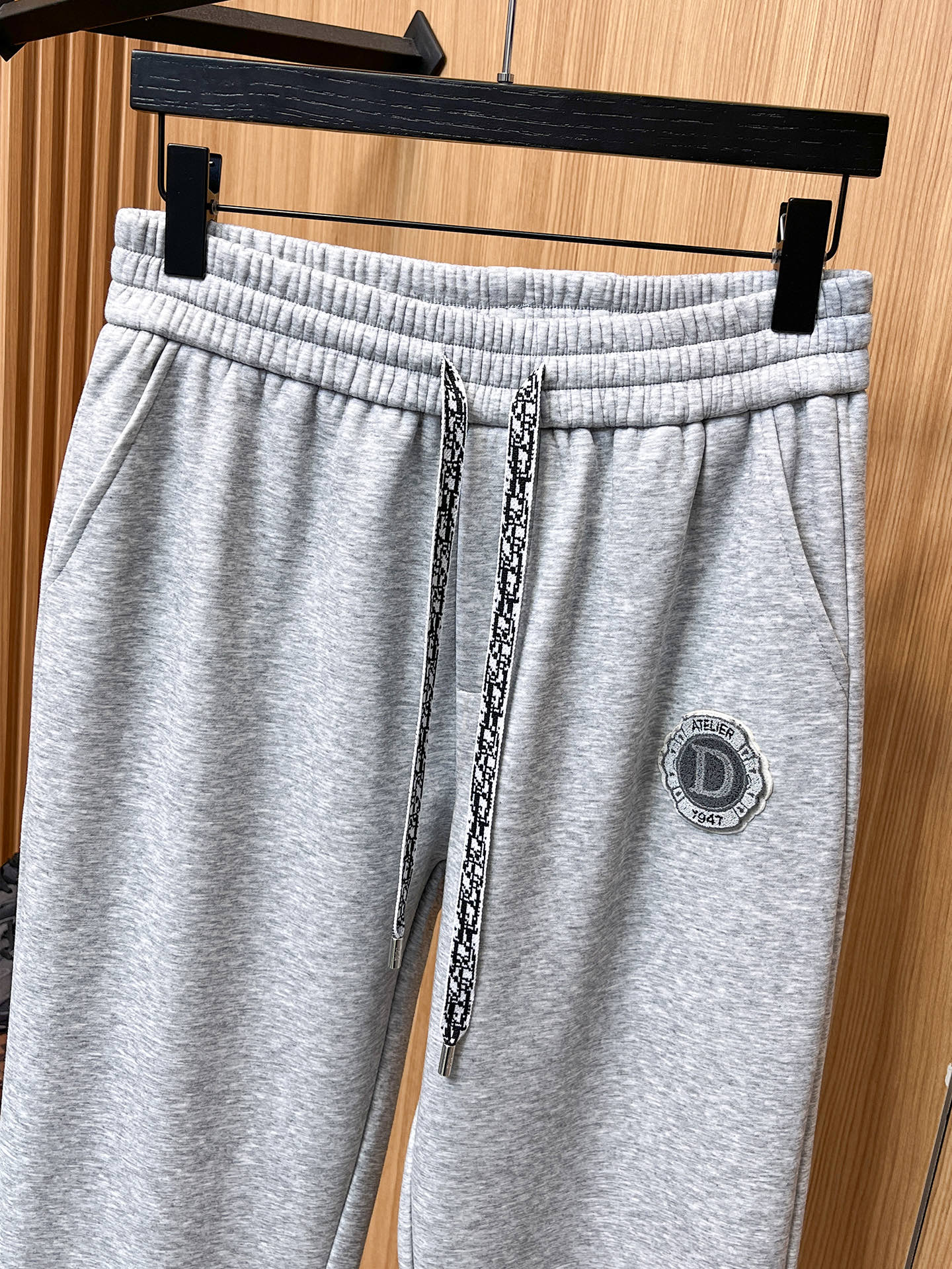 🔥 迪奥 SS秋冬加绒 直筒微阔版型保暖不显臃肿 🔥新品时尚直筒休闲裤，臻选优质纯棉加绒面料打造，保暖舒