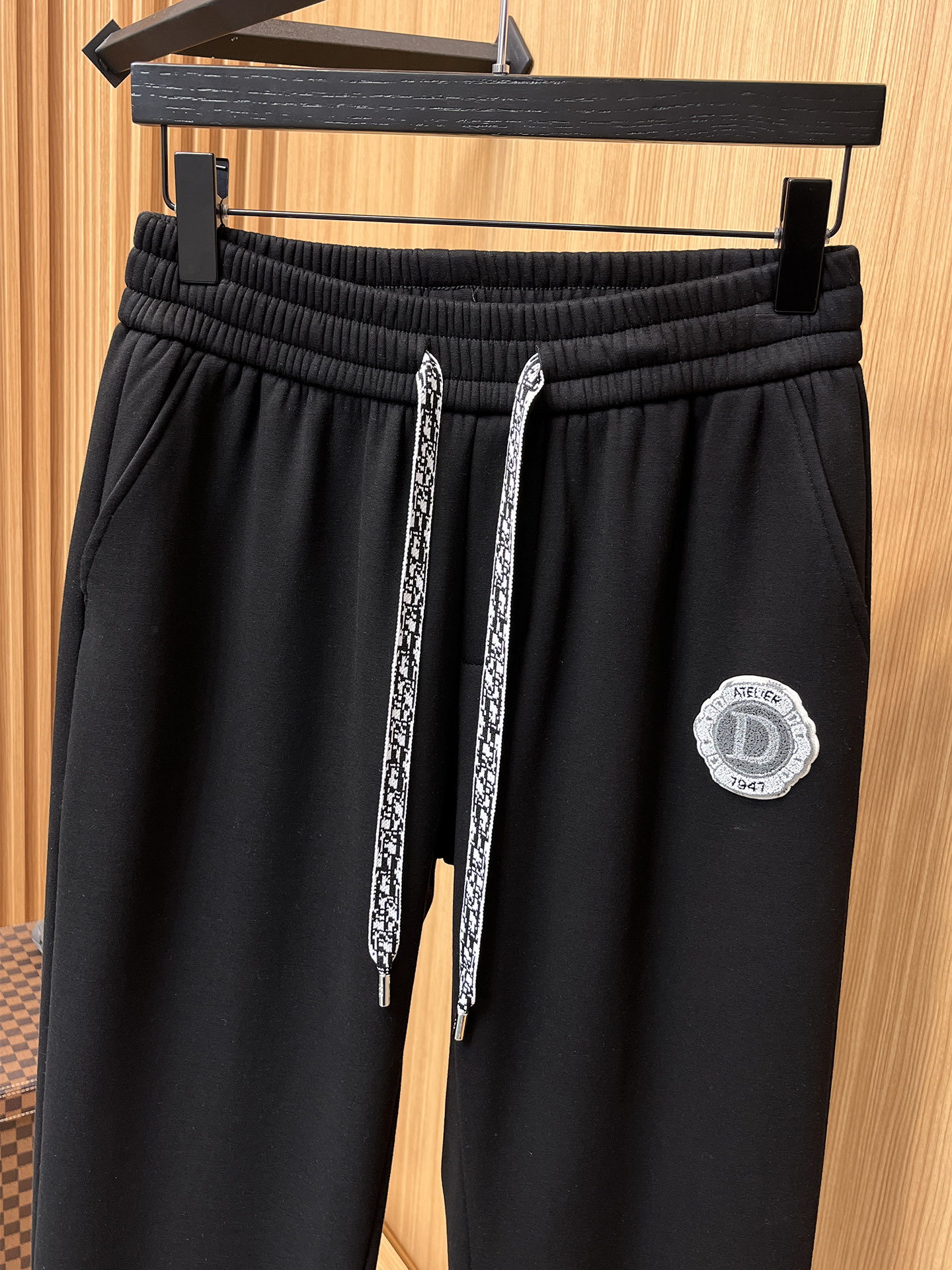 🔥 迪奥 SS秋冬加绒 直筒微阔版型保暖不显臃肿 🔥新品时尚直筒休闲裤，臻选优质纯棉加绒面料打造，保暖舒