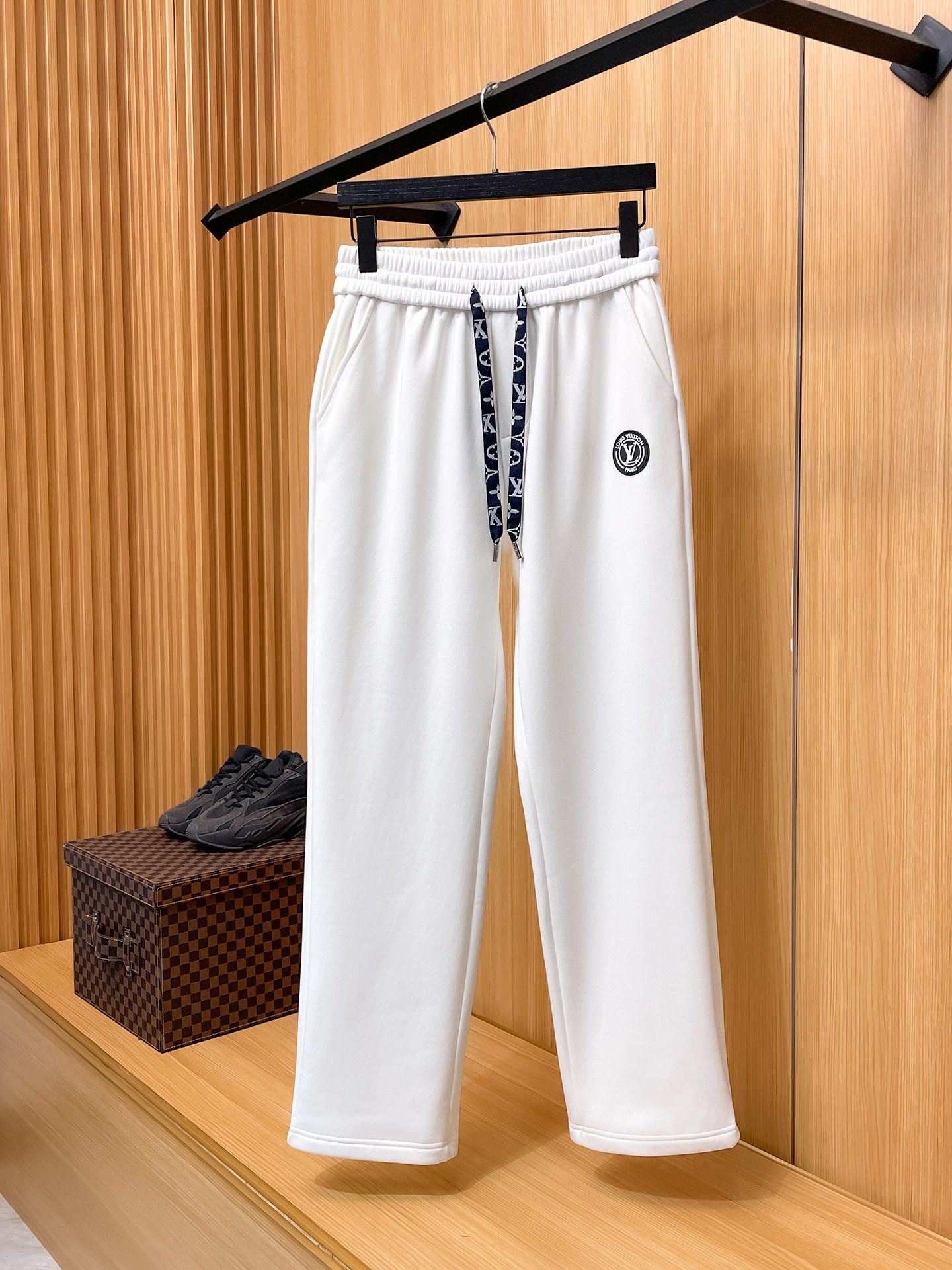 NO:727696,LV Louis Vuitton 2025 SS autumn and winter plus velvet, straight-leg micro-wide version to keep warm without looking bloated. New fashion straight-leg casual pants, made of high-quality pure cotton plus velvet fabrics, warm and comfortable, with finely crafted dense needle embroidery logo, creating a sense of simple lines, not picky. Customized hardware accessories are provided, exquisite craftsmanship, super correct version, and excellent upper body effect. Straight-leg micro-wide version!  !  Color Black White Size M-3XL!  ,,louis vuitton,louis vuitton,19860909LV 路易威登2025SS秋冬加绒 直筒微阔版型保暖不显臃肿 新品时尚直筒休闲裤,臻选优质纯棉加绒面料打造,保暖舒适,精工密针刺绣标识,缔造简约线条感,版型不挑人,客供定制五金辅料,工艺精湛,版型超正,上身效果极佳 直筒微阔版型 ！！ 颜色黑色 白色 码数M-3XL！,,louis vuitton,louis vuitton,,Men's clothing