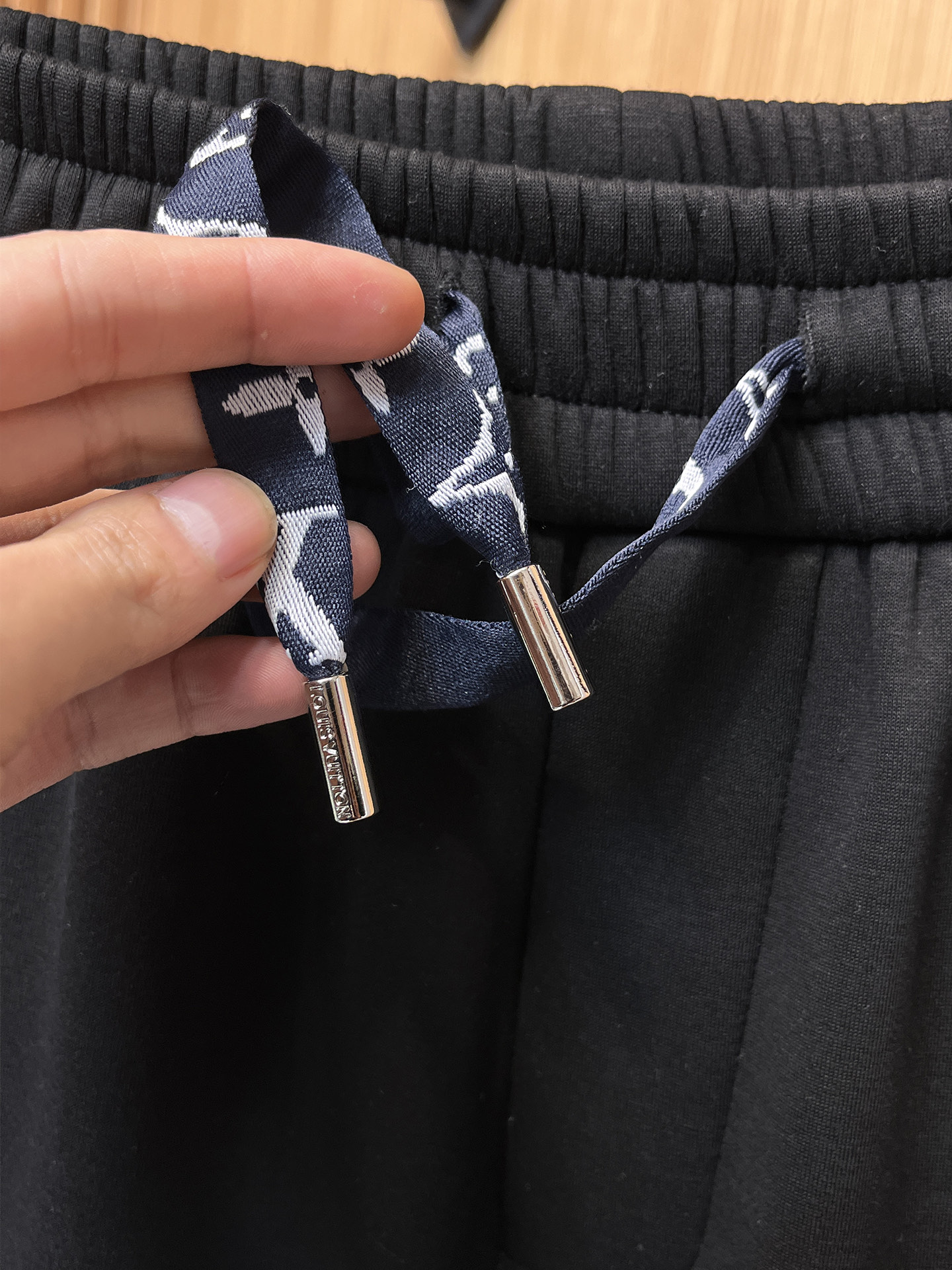 🔥 LV 路易威登SS秋冬加绒 直筒微阔版型保暖不显臃肿 🔥新品时尚直筒休闲裤，臻选优质纯棉加绒面料打造