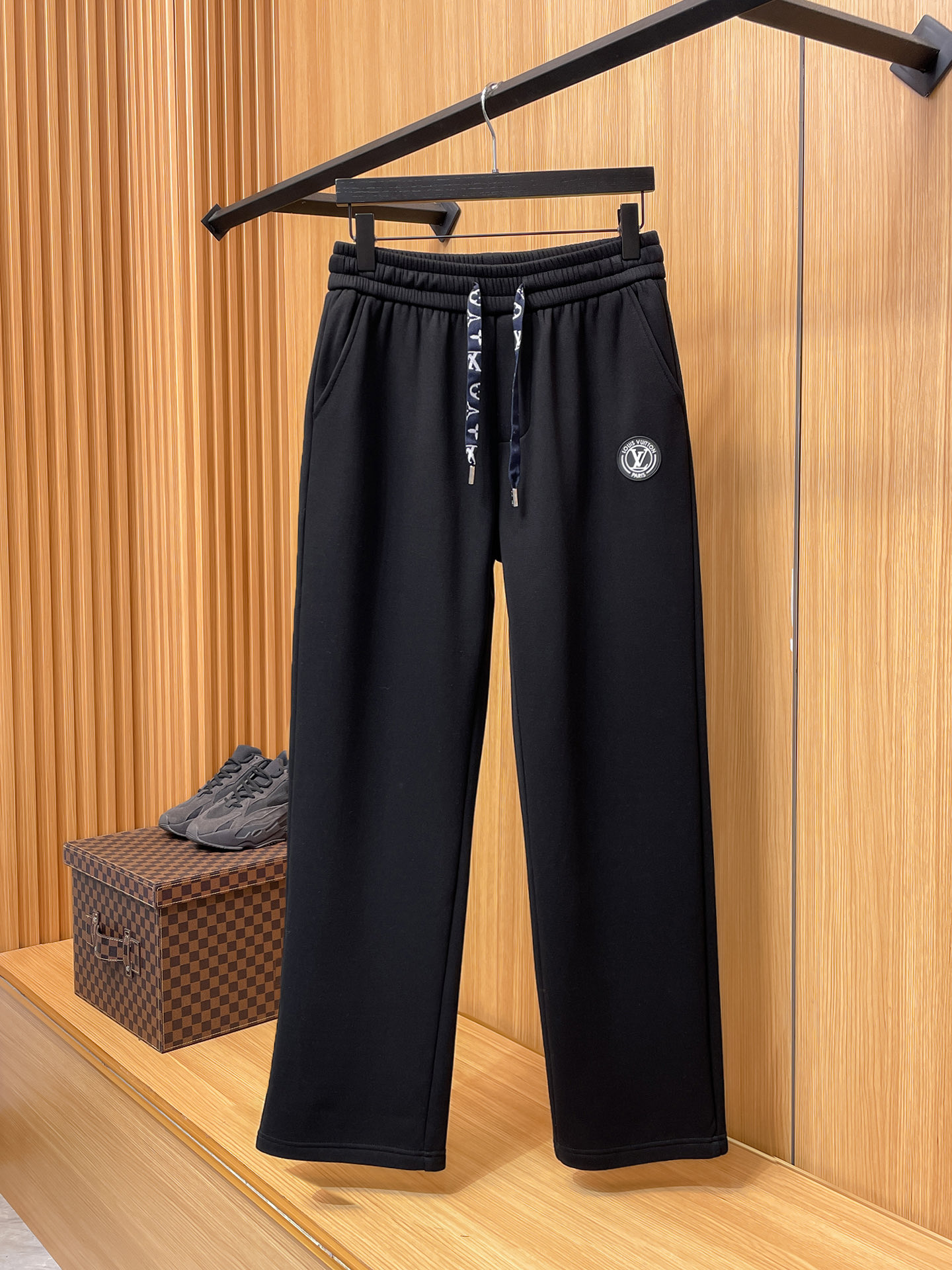 🔥 LV 路易威登SS秋冬加绒 直筒微阔版型保暖不显臃肿 🔥新品时尚直筒休闲裤，臻选优质纯棉加绒面料打造