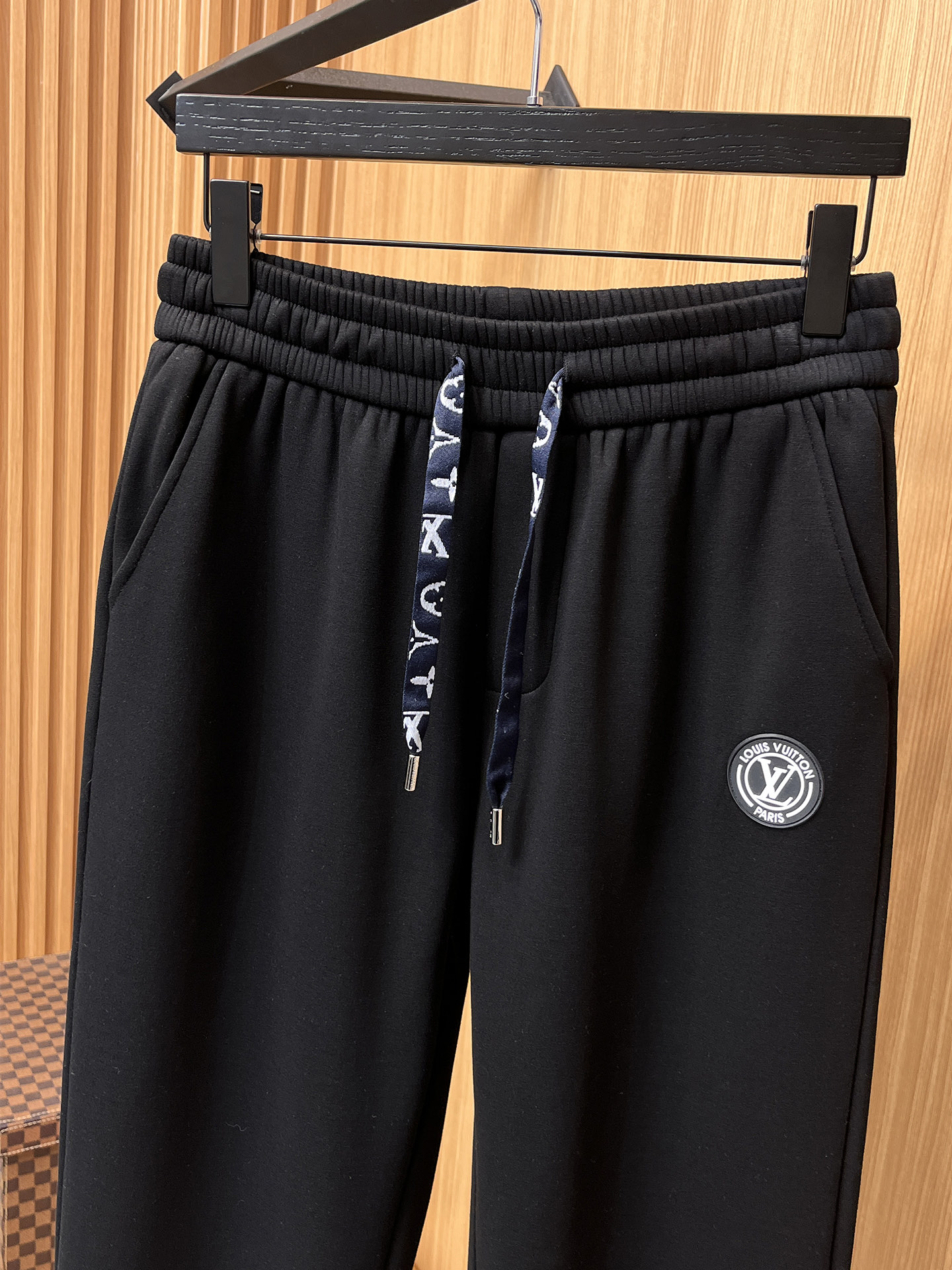 🔥 LV 路易威登SS秋冬加绒 直筒微阔版型保暖不显臃肿 🔥新品时尚直筒休闲裤，臻选优质纯棉加绒面料打造