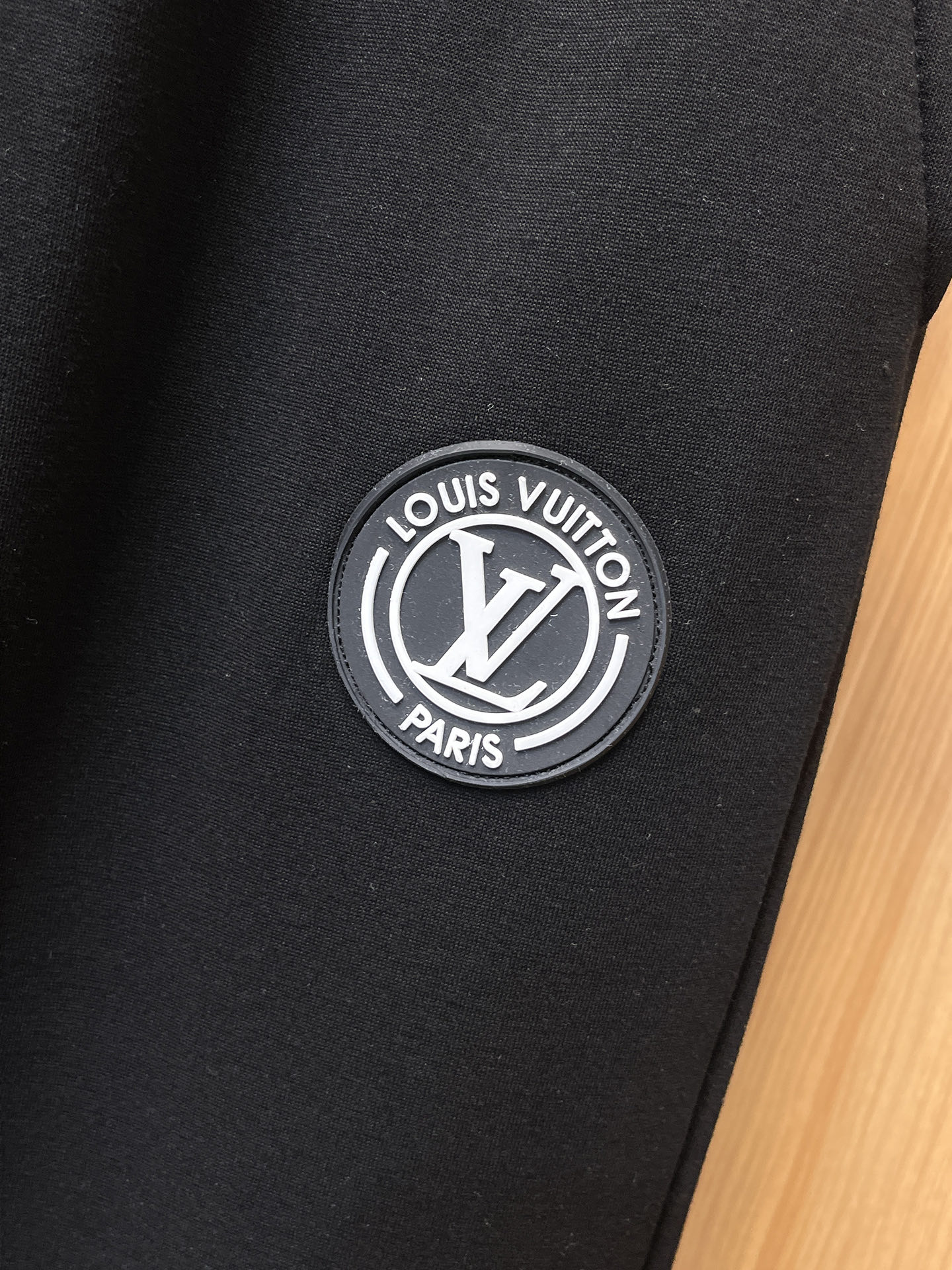 🔥 LV 路易威登SS秋冬加绒 直筒微阔版型保暖不显臃肿 🔥新品时尚直筒休闲裤，臻选优质纯棉加绒面料打造